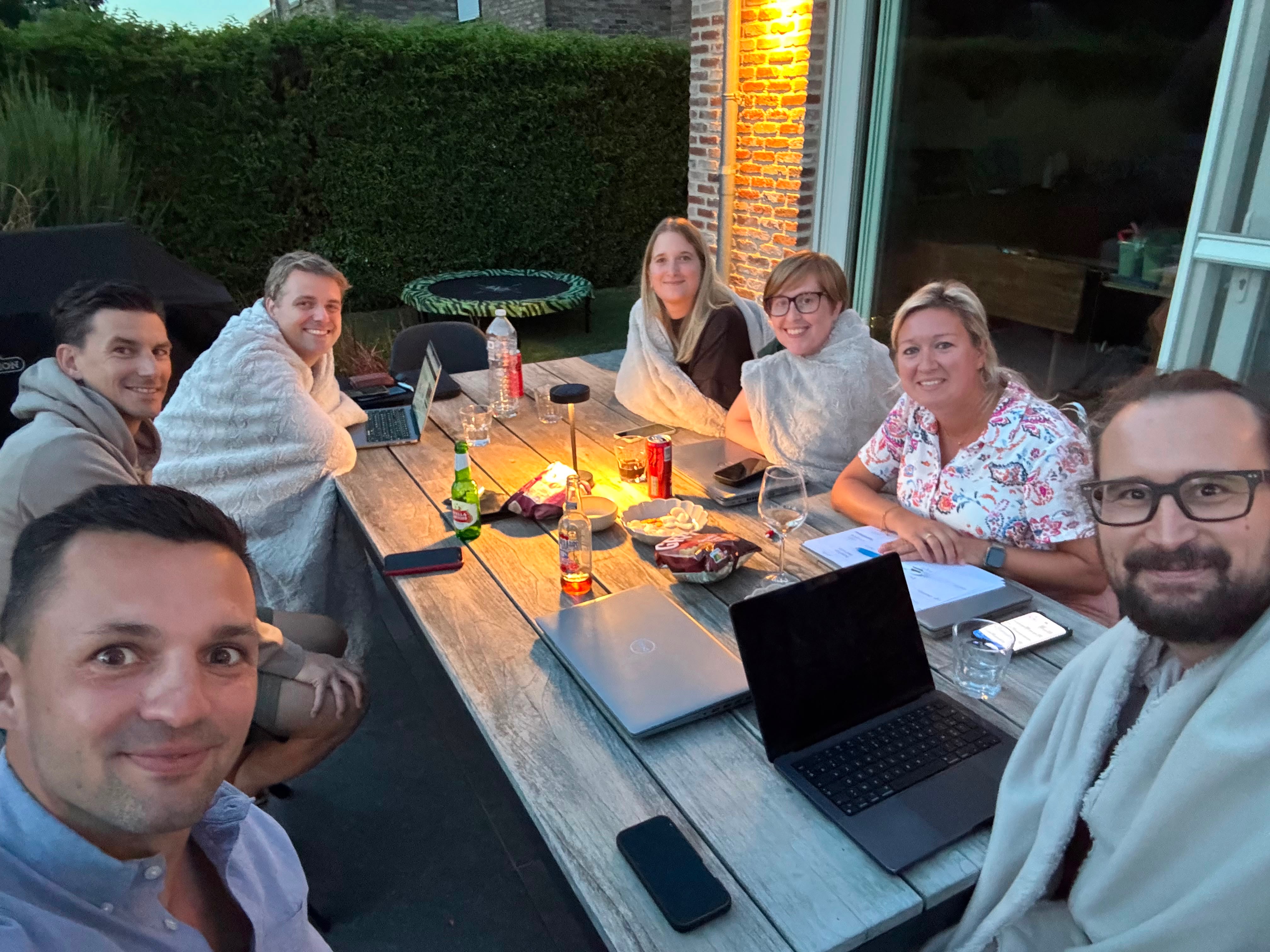 ✨ Wij zijn er klaar voor! ✨
Een paar dagen geleden kwam onze kern van het oudercomité samen om het nieuwe schooljaar alvast te plannen 📚💛
Onder het motto “vele handen maken licht werk” werden ideeën uitgewisseld, plannen gesmeed en natuurlijk ook gezellig bijgepraat 🤗
En ja… met de dekentjes erbij was het extra gezellig! 😄🧣
We hebben weer heel wat leuke dingen in petto en kunnen alvast verklappen: wij hebben er ontzettend veel zin in! 🥳
Binnenkort delen we meer… 👀✨
#oudercomité #tKeperke