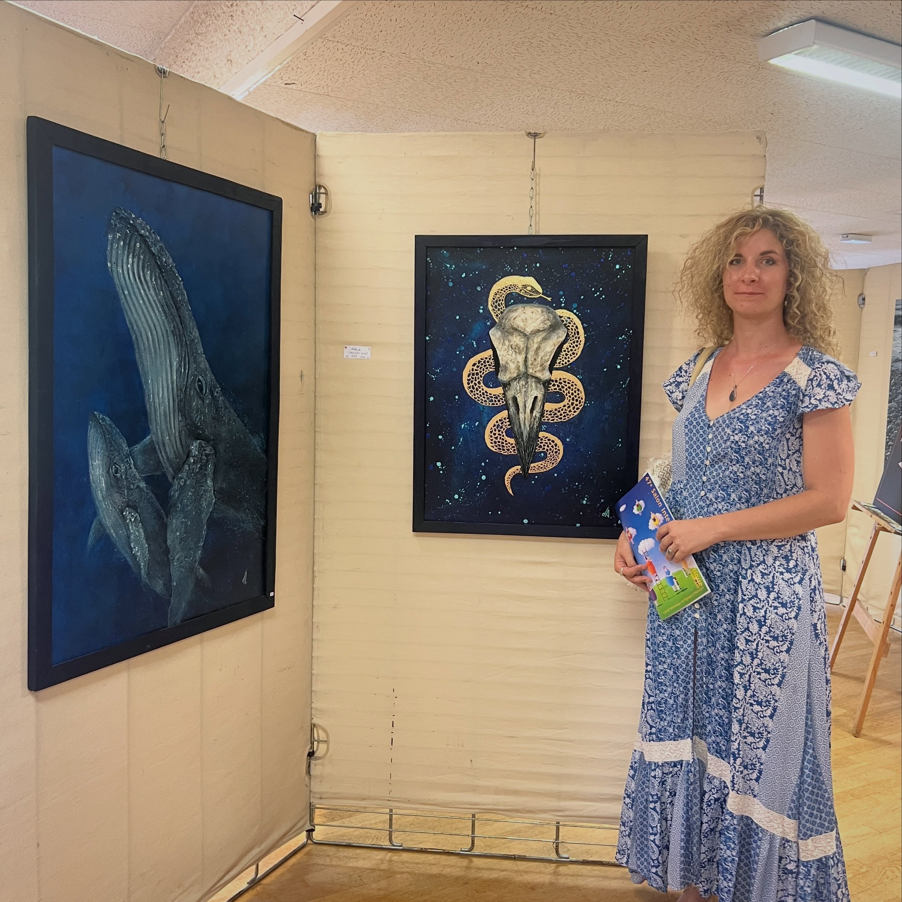 Vernissage de le 47e Salon international de peinture CAPA du Puy en Velay au centre Pierre Cardinal. La sélection est incroyable, j’ai découvert des artistes très talentueux !
Je vous invite à aller y faire un tour si vous êtes dans le coin du 13 au 27 août les après midi, entrée libre. J’ai mis un moment à trouver mes oeuvres tellement il y en a! Je suis au premier étage tout au fond ^^
J’ai choisi deux oeuvres bleus car j’adoooore cette couleur, j’ai même assorti ma tenue.
Dites moi si vous allez voir le salon!
PS: pour les artistes, j’ai un groupe Facebook : L’Art Auvergnat , pour faire vivre l’art de notre région et promouvoir votre travail. N’hésitez pas à nous rejoindre et à faire vivre le groupe. (Peinture, sculpture, photo uniquement, pas d’artisanat)