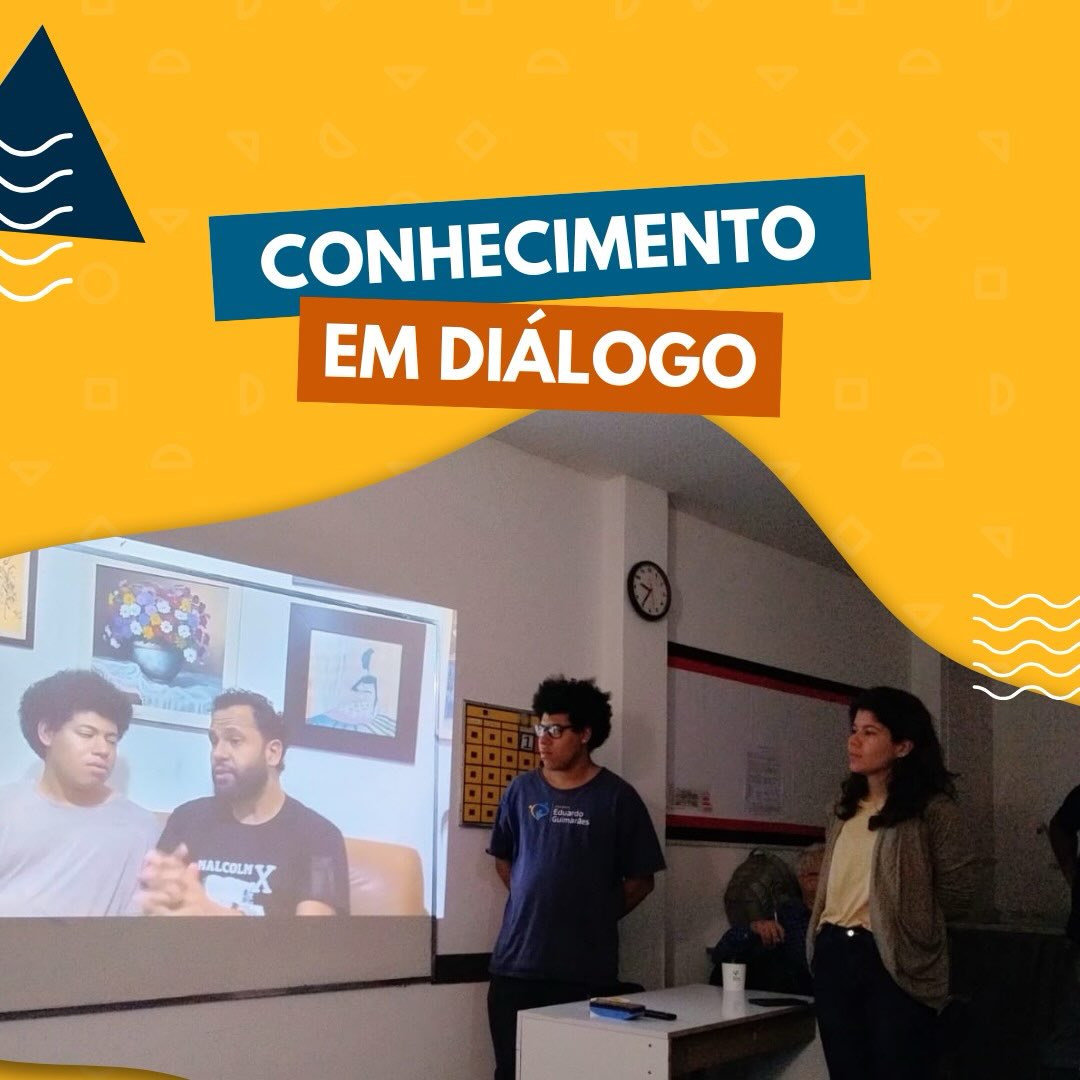 ✨ Conhecimento que provoca reflexão e transforma olhares!
O Ensino Médio, mais uma vez, caprichou nas apresentações dos projetos! 💙
Ao longo do bimestre, nossos professores desenvolveram propostas que foram muito além dos conteúdos de suas áreas. Sociologia, Física, Filosofia e Literatura se encontraram com temas fundamentais para a formação dos nossos estudantes, como diversidade, cidadania, empatia, respeito e responsabilidade social.
🎙️ Em Sociologia, Kelly apresentou “Vozes e Silêncios”, trazendo a história da AIDS nas décadas de 1980 e 1990 para discutir direitos civis, políticos e sociais, preconceito, desigualdade e representatividade.
⚡ Em Física, Flávio apresentou “Termodinâmica Humana: Energia que Transforma Relações”, conectando conceitos científicos a reflexões sobre empatia, solidariedade, racismo, bullying e cyberbullying.
👁️ Na Filosofia, Marcelle trouxe “Imagens que ensinam a ver: uma análise filosófica do racismo”, discutindo como as representações visuais podem reproduzir estereótipos e relações de poder e propondo novos olhares sobre a diversidade.
🎬 Já na Oficina de Literatura, Mariana desenvolveu “Sentir o Mundo do Outro”, inspirado no filme No Ritmo do Coração, para conversar sobre inclusão, acessibilidade e empatia e refletir sobre diferentes formas de perceber e vivenciar o mundo.
Mais do que apresentar trabalhos, nossos alunos foram convidados a pensar, questionar, dialogar e olhar para o mundo a partir de diferentes perspectivas.
Porque aprender também é desenvolver a capacidade de compreender o outro e transformar conhecimento em consciência. 🌎💙
#ColegioEduardoGuimaraes #EnsinoMedio #ProjetosEscolares #AprendizagemSignificativa #PensamentoCritico