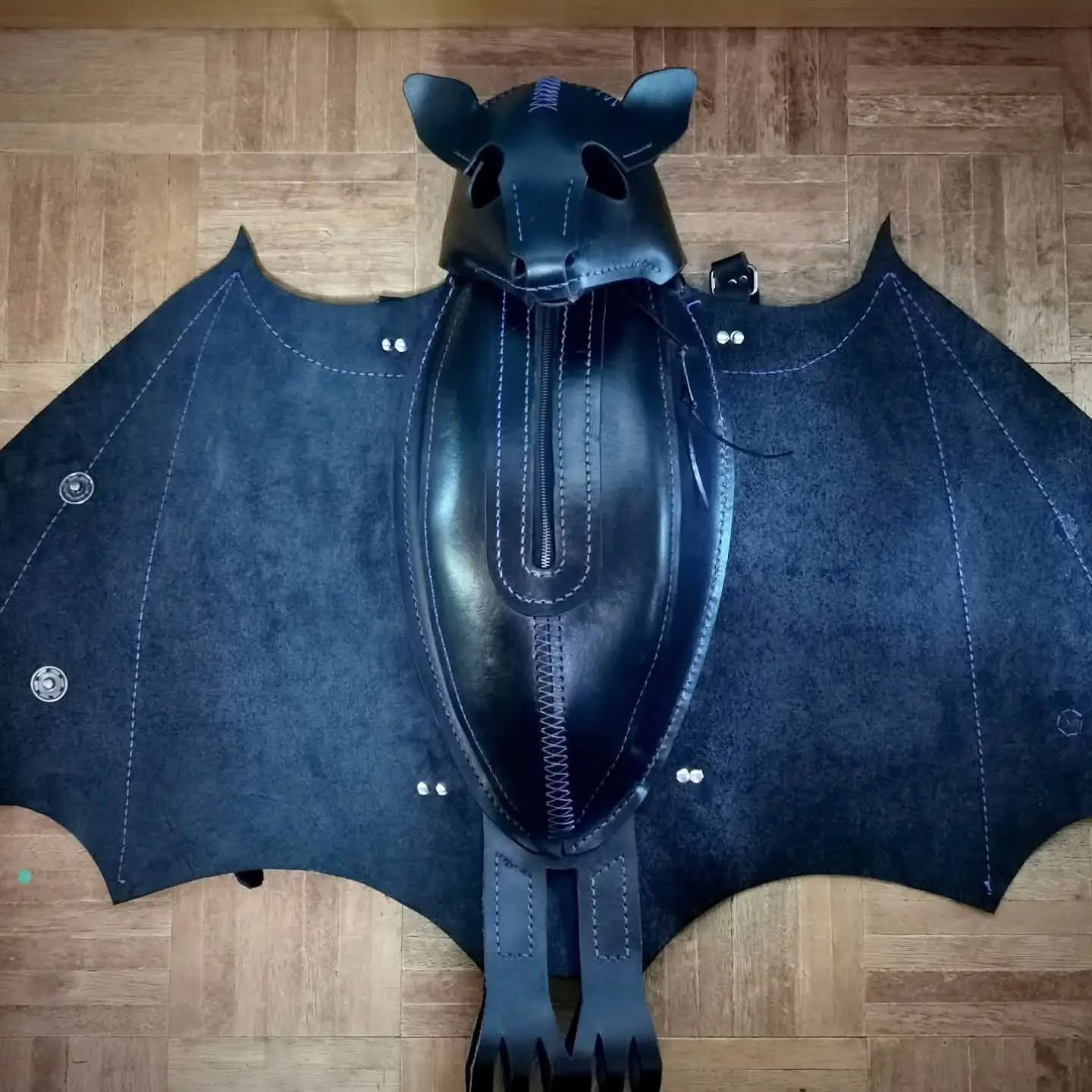The bat bag is finished.
The wings wrap around and are secured with extra large poppers and has a generous body compartment for all your belongings.
Pattern originally from @paintyeedesigns
Enlarged 300% for this one of project.