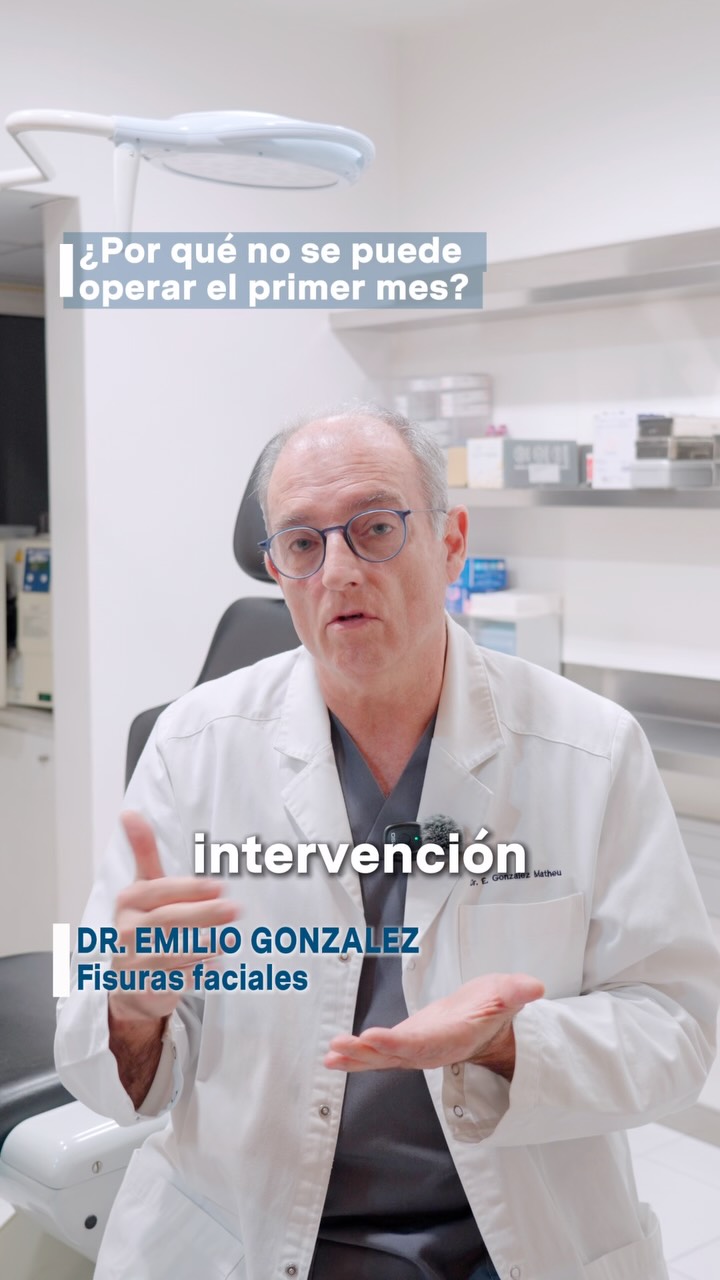 ¿Por qué no se opera una fisura labial justo después de nacer? 👶🏻
Es una de las preguntas que más pueden hacerse los padres después de recibir el diagnóstico.
Y la respuesta no es simplemente “esperar”.
En los primeros meses, el bebé necesita ganar peso y crecer, y ese crecimiento permite al cirujano trabajar con unas estructuras más desarrolladas y diferenciadas: la musculatura, la mucosa y la piel.
El objetivo es poder realizar una cirugía lo más precisa y anatómica posible, buscando el mejor resultado funcional y estético para el futuro del niño.
💙 Porque detrás de cada decisión hay un motivo. Y entender el proceso también ayuda a vivirlo con más tranquilidad.
💬 ¿Conocías el motivo por el que se espera antes de realizar la cirugía?
📩 Guarda este reel y compártelo con unos padres que acaben de recibir este diagnóstico. Puede ayudarles a entender un poco mejor lo que viene.
#FisuraLabial #FisuraLabioPalatina #CirugíaFisuraLabial #FisuraLabialBebé #cirugiamaxilofacial