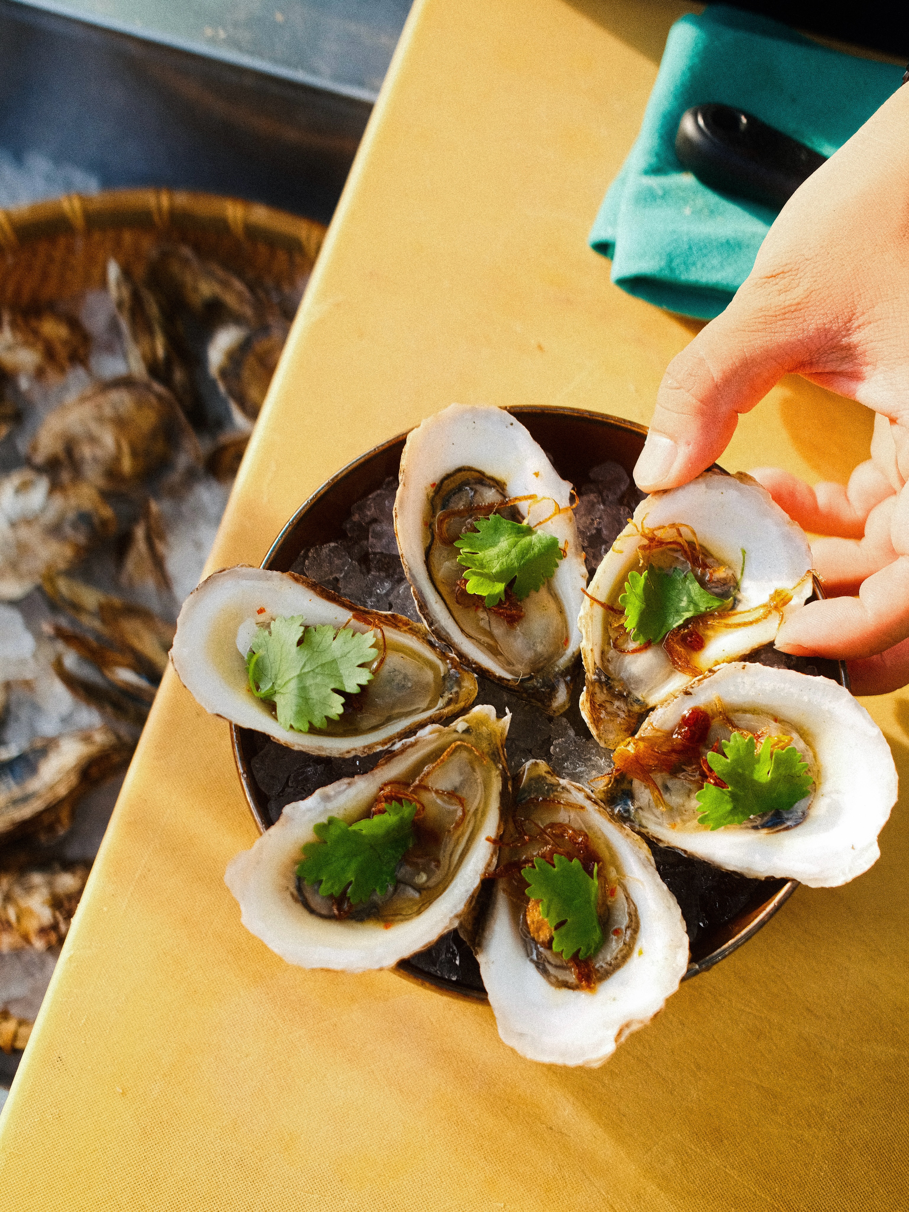 GUYS, WE’VE GOT RONNIE OUTSIDE, shucking oysters!
Plus, Singha beer and $10 wine are available patio-only. 🍺🍷
Come enjoy this sweet deal, say hi to Ronnie, he will teach you how to shuck oysters! 😉
Service starts at 6pm! See you soon!