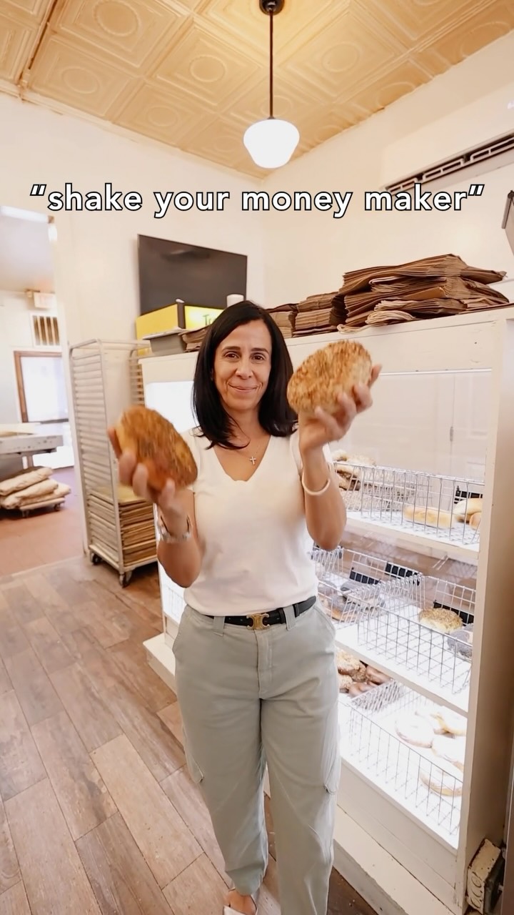 She said shake your money maker, so we brought out the real breadwinners. 🥯💸#BagelsOnPark.
#nj #hudsoncounty #bagels #trend