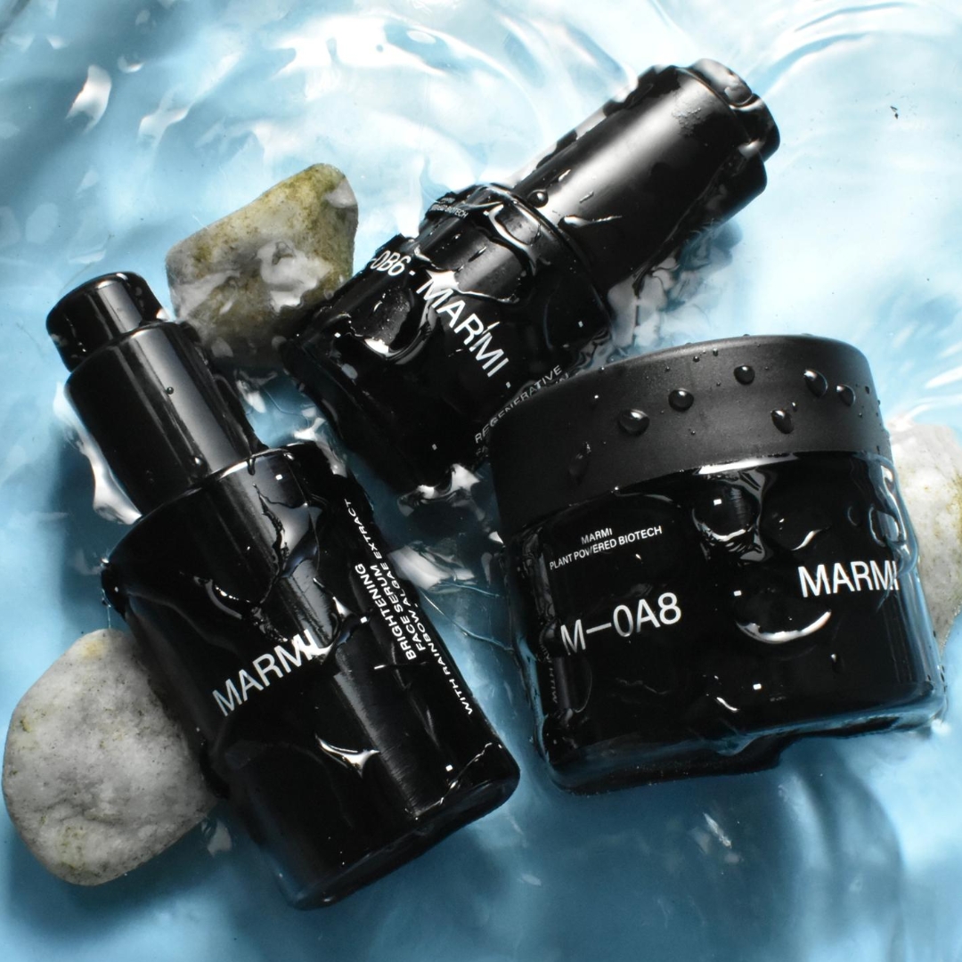 The Upcycled Glow & Renew Ritual.
A complete skincare routine for radiant, hydrated and healthier-looking skin.
What is upcycling in skincare?
We believe valuable natural resources shouldn't go to waste. That's why we use upcycled ingredients recovered from the food industry, such as apple skins, and transform them into high-performance skincare actives. This gives existing plant materials a second life, helping reduce waste while making better use of the resources nature already provides.