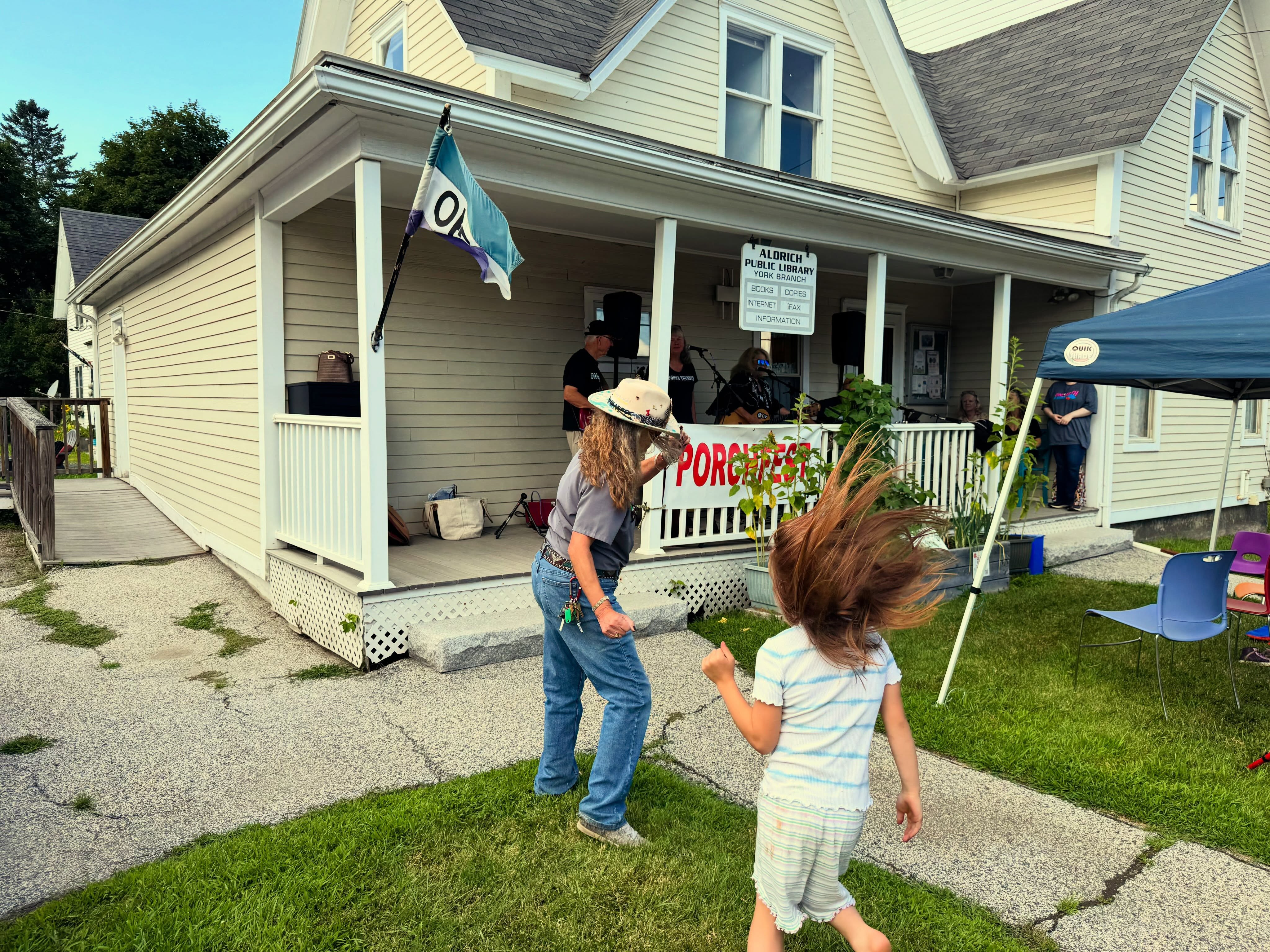 Good vibes, great music, and a lawn full of community! 🎶☀️ Enjoying Donna Thunder and Friends at the York Branch as part of our Porchfest series!