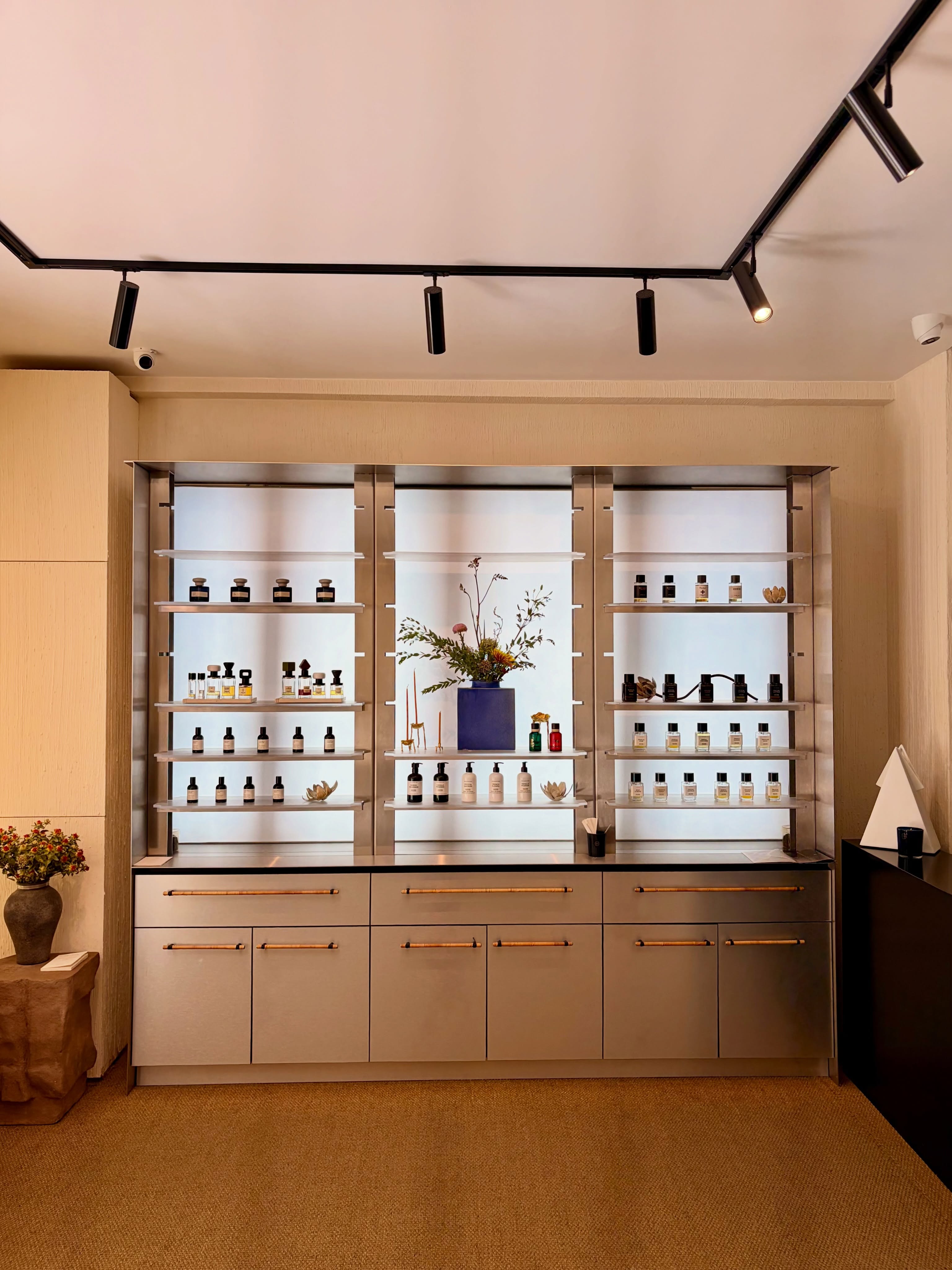 Athens has a way of hiding its best secrets in plain sight.
PHAON @phaon.athens in Kolonaki: beauty, fragrance & objects curated like a cabinet of wonders.