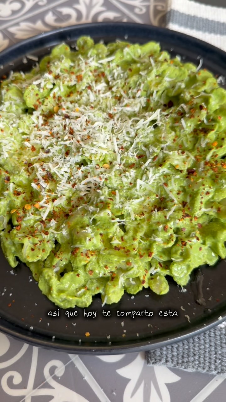 Green Pasta cremosa
Si eres de los que ama una pasta con mucha salsa, esta receta te va a encantar. Quedó súper cremosa, llena de sabor y la preparé con moñitos La Moderna, porque una buena pasta hace toda la diferencia.
Ingredientes:
* 250 g de kale o espinaca
* 2 dientes de ajo
* 2 cucharadas de aceite de oliva
* Jugo y ralladura de 1 limón
* 100 g de nueces de la india
* 300 g de queso cottage
* 500 g de moñitos @lamoderna_mx
* ½ taza de agua de cocción de la pasta
* Hojuelas de chile (opcional)
* Sal y pimienta
Preparación:
Cuece la pasta en agua con sal
Licúa todos los ingredientes de la salsa con un poco del agua de cocción hasta obtener una mezcla muy cremosa. Mezcla con el La Moderna, ajusta la consistencia con más agua de cocción si hace falta y sirve con un poco de ralladura de limón y pimienta recién molida.
Guarda esta receta porque estoy segura de que se va a volver de tus favoritas.
#Publicidad #QueridaPasta #LaModerna #PastaSaludable #RecetasFáciles ComidaReal PastaLovers