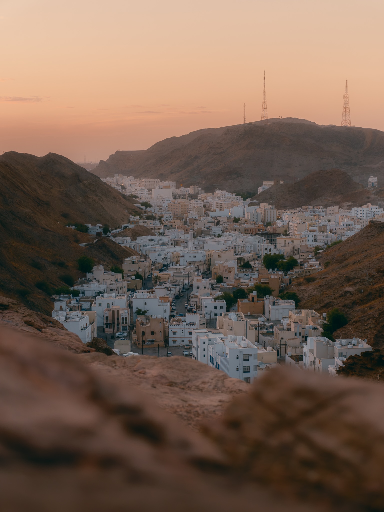 Auf der Suche nach einem Fotospot mit Blick über Muscat? Dann speichert euch den Yiti Viewpoint. Nach ein paar kurvigen Serpentinen werdet ihr mit einem wunderschönen Ausblick belohnt, bei dem sich die letzten Häuser der Stadt harmonisch in die raue Berglandschaft einfügen.
.
.
.
#oman #muscat #yitiviewpoint #visitoman #reisefotografie