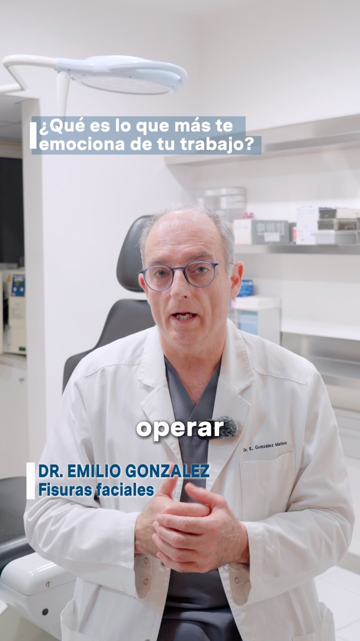 ¿Qué es lo que más emociona a un cirujano después de una operación de fisura labio palatina? 💙
Quizás pensarías que es el resultado de la cirugía.
Pero hay algo todavía más especial: la reacción de la familia.
Después de salir de quirófano y volver a hablar con los padres, ver su emoción al descubrir a su bebé operado… es un momento difícil de explicar con palabras.
Y con los pacientes adultos ocurre algo parecido.
Después de todo el proceso, de años de tratamiento y de tantas experiencias, verles sonreír y sentir su agradecimiento es, probablemente, una de las partes más bonitas de esta profesión.
Porque detrás de cada cirugía hay mucho más que un resultado médico.
Hay una persona, una familia y una historia.
💬 ¿Qué crees que siente una familia al ver por primera vez a su bebé después de la cirugía?
📩 Comparte este reel con alguien que necesite recordar que detrás de cada diagnóstico también hay esperanza.
#FisuraLabioPalatina #FisuraLabial #CirugíaFisuraLabial #CirugíaMaxilofacial #FisuraLabialBebé