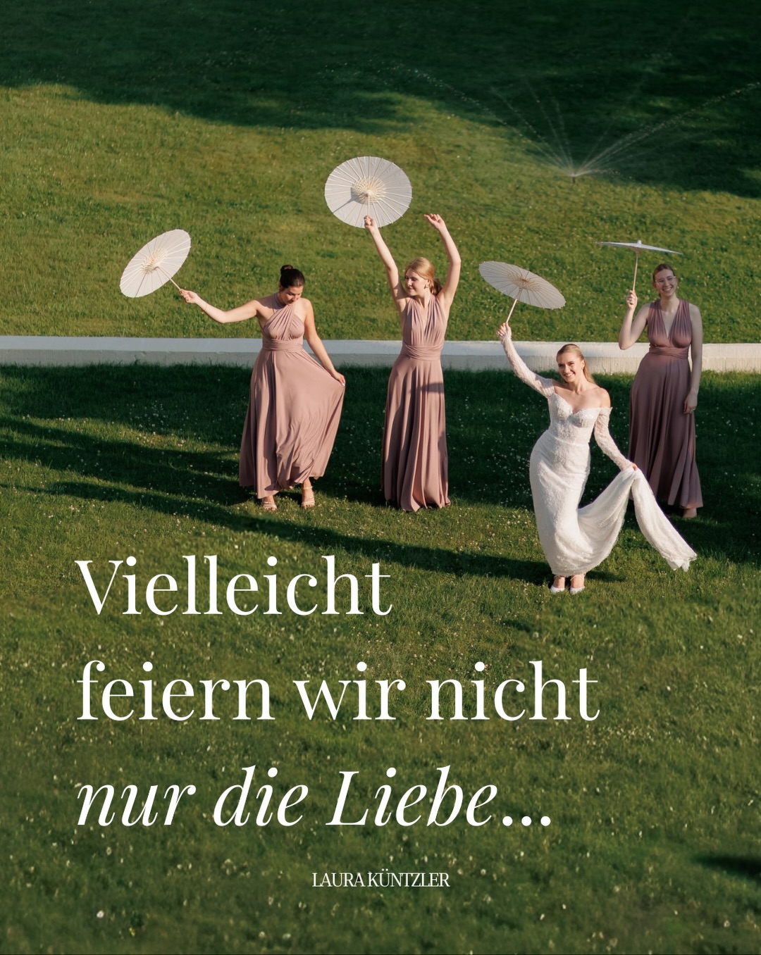 Kleiner Perspektivwechsel auf Hochzeiten 🙂↔️🤍
Natürlich feiern wir an diesem Tag die Liebe zweier Menschen. Aber vielleicht feiern wir ganz nebenbei noch etwas anderes:
Dass für einen kurzen Moment alle da sind…
Menschen, die sonst in unterschiedlichen Städten leben, ihre eigenen Kalender, Routinen und Leben haben. Menschen, die sich lieben und trotzdem viel zu selten gleichzeitig am selben Tisch sitzen.
Je älter wir werden, desto weniger selbstverständlich wird genau das.
Und vielleicht sind Hochzeiten deshalb nicht nur ein Fest der Liebe von zwei Menschen, sondern auch eines der seltenen Feste, an denen sich für einen Moment ein ganzes Leben an einem Ort versammelt.
🤍
DANKE für das Bereitstellen der Bilder @nataliia.schuetze @laura_braunschweig_ & Familie und Freunde 🥹 und vor allem DANKE an @spreejuwel_hochzeiten für diese unfassbar schöne Planung & Zusammenarbeit! 🤍
Planung und Konzept: @spreejuwel_hochzeiten
Fotografie: @nataliia.schuetze @ivan_statkevych
Videografie: @mustelierwedding
Content Creation: @lbmarketingfairy
Braut: @laura_braunschweig
Styling: @makeupbymg__
Floristik: @allegriadecorations
Dekoration: @dekoverleih.daniela.richter
Konditorin: @from_ava_with_love
Sängerin: @blossom_singing_gesang
Traurednerin: @traurednerin.kuentzlerisch
Papeterie: @schriftgeist
Fingerfood: @brambleberlin
Brautmode: @ewigunspotsdam
Herrenausstatter: @ewigunspotsdam
Juwelier: @einzigartigerschmuck
Location: @villa_aurea_amsee