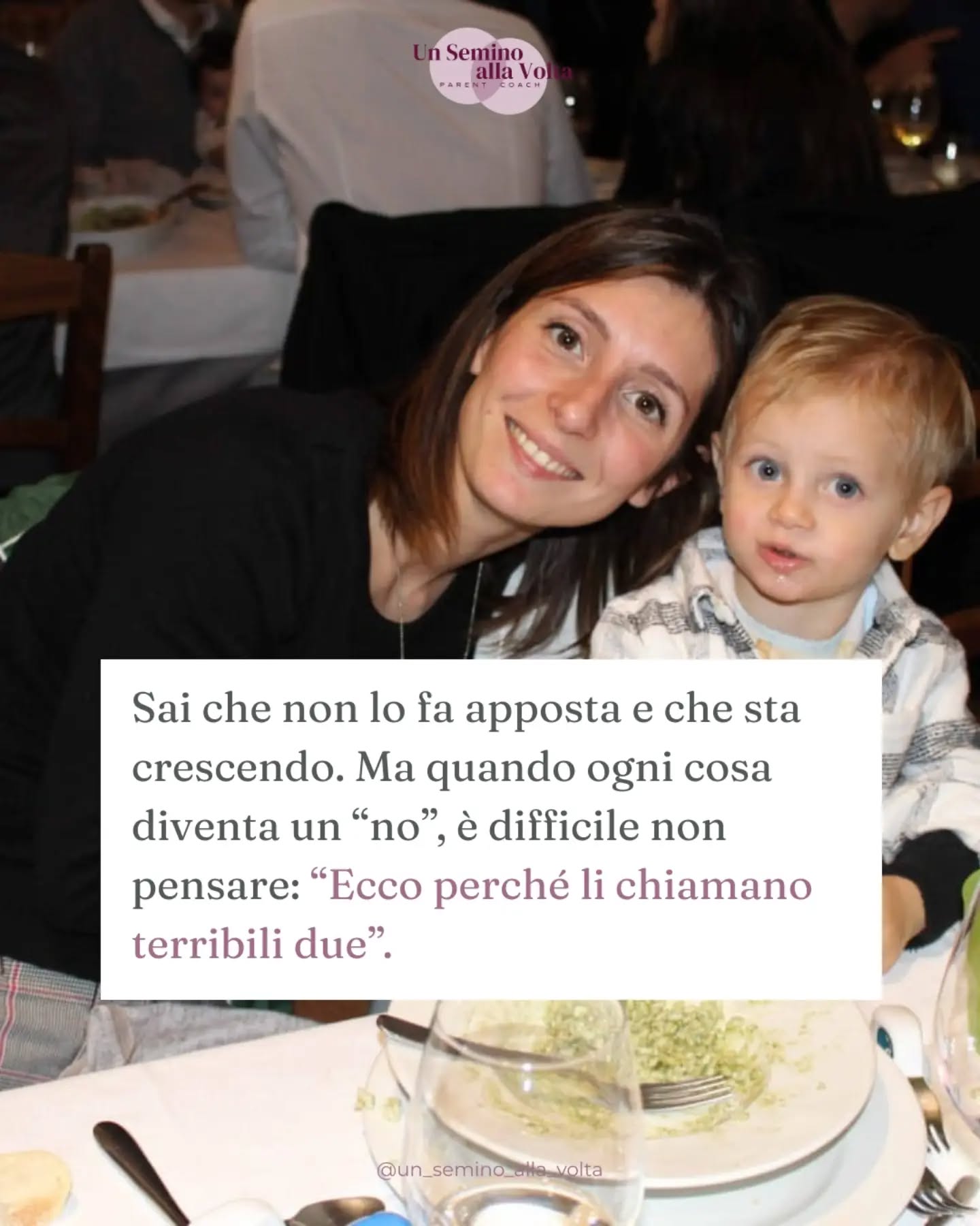 Hai mai sentito parlare della profezia che si autoavvera?
È quello che rischiamo di fare quando chiamiamo “terribili due” la fase di crescita tra i 2 e i 3 anni.
Le parole sono importanti: cambiano il modo in cui guardiamo la relazione e il modo in cui ci stiamo dentro.
Se mi aspetto difficoltà, il mio corpo si preparerà ad attaccare o a difendersi, rispondendo in modo rigido e complicando la situazione (e la relazione).
A quel punto la previsione sembra confermata.
Tra i 2 e i 3 anni tuə figliə sta costruendo autonomia, identità e linguaggio emotivo. Sta imparando a esistere come persona separata da te.
Non sto negando che sia un periodo faticoso, ti sto suggerendo una lente diversa con cui guardarlo.
Se ti riconosci in questo, e nel momento della crisi le parole giuste non arrivano mai, con la consulenza 3600, in 60 minuti solo per te, troviamo insieme il linguaggio e le strategie più adatte alla tua situazione.
Link in bio per prenotare.