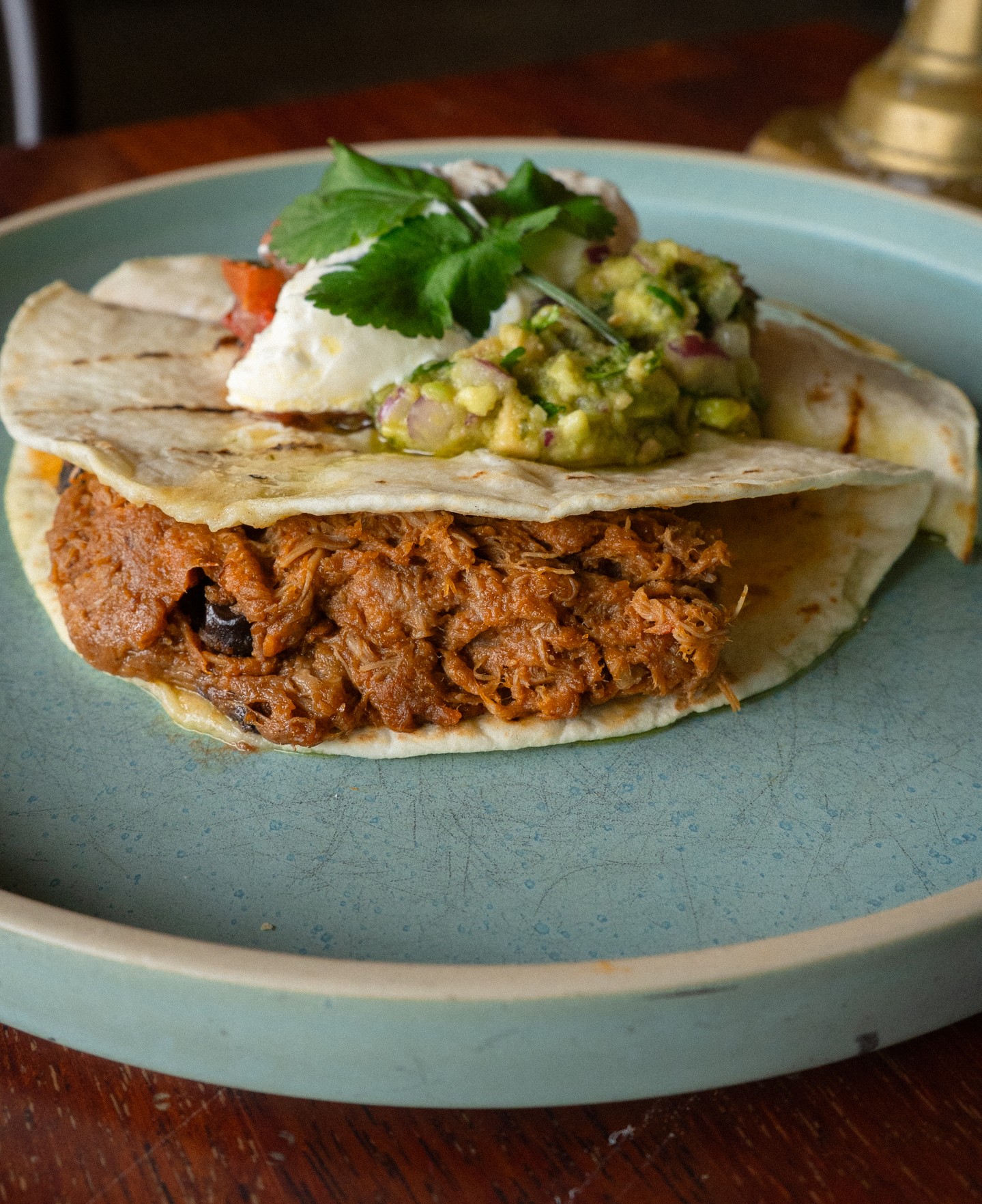 Slow-cooked chipotle lamb, piled into a soft tortilla with balsamic-soaked raisins, fresh guacamole, salsa and a good dollop of sour cream. The kind of taco that needs both hands.
#cosmotrentham #trenthamvictoria #macedonrangesfood #countrypub #thecosmopolitanhotel