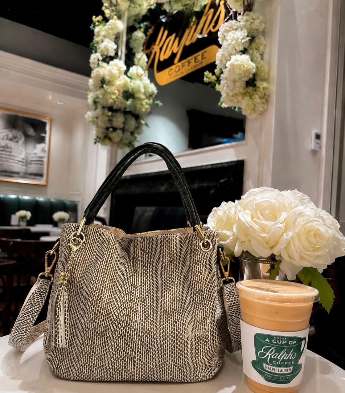 Coffee, flowers & a little Annie. ☕️🤍✨
The Elpida hobo is the perfect everyday bag, wherever the day takes you.
#AnnieHandbags #HandbagsForTodaysGoddess #ChicagoStyle #EverydayLuxury #CoffeeAndStyle