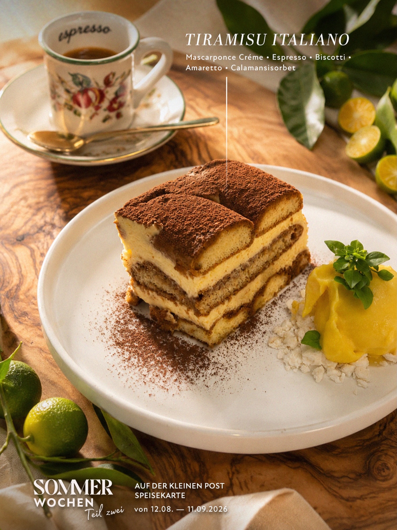 Wir senden süße Grüße zum Feiertag! 🍮 🍦 🌞
Diesen genießt man am besten mit einem Löffel Tiramisu in der Hand.
Um Italiens wohl berühmtestes Dessert ranken sich erstaunlich viele Geschichten. Als wahrscheinlich gilt sein Ursprung in Venetien bzw. Treviso in der zweiten Hälfte des 20. Jahrhunderts. Sein Name „Tirami su“ (sinngemäß „Zieh mich hoch“ oder „Muntermacher“) ist jedenfalls Programm: kräftiger Espresso und Süße Mascarpone dürften dabei durchaus behilflich sein.
Unser Tiramisu Italiano bleibt der klassischen Idee treu: Mascarpone-Crème, Espresso, luftige Biscotti und Amaretto. Für etwas sommerliche Frische sorgt zudem eine Kugel unseres hausgemachten Calamansi-Sorbets.
Schönen Feiertag euch allen! ❤️