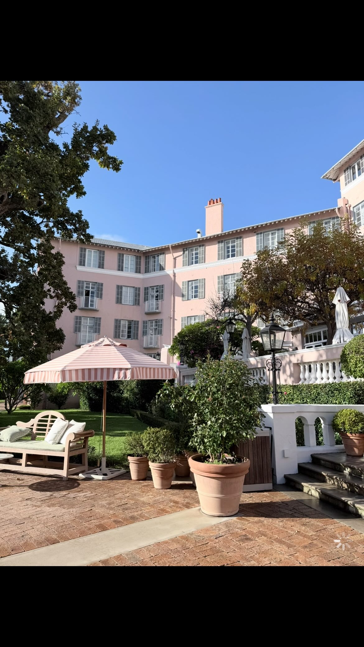 Cape Town é uma das nossas cidades favoritas - e há um endereço ali que carrega essa cidade na sua própria história.
Construído há mais de 120 anos para receber viajantes entre a Índia e a Europa, esse hotel ocupa o bairro Gardens, longe do movimento do waterfront, com vista para a Table Mountain e a poucos passos dos melhores restaurantes e lojas da cidade.
Um oásis com identidade própria: gastronomia que mistura sabores locais e internacionais, o clássico afternoon tea britânico às cinco da tarde, quartos para todos os perfis de família e uma estrutura de lazer completa.
Entre em contato e comece a desenhar sua próxima viagem para o @belmondmountnelsonhotel ou outros endereços da Belmond.