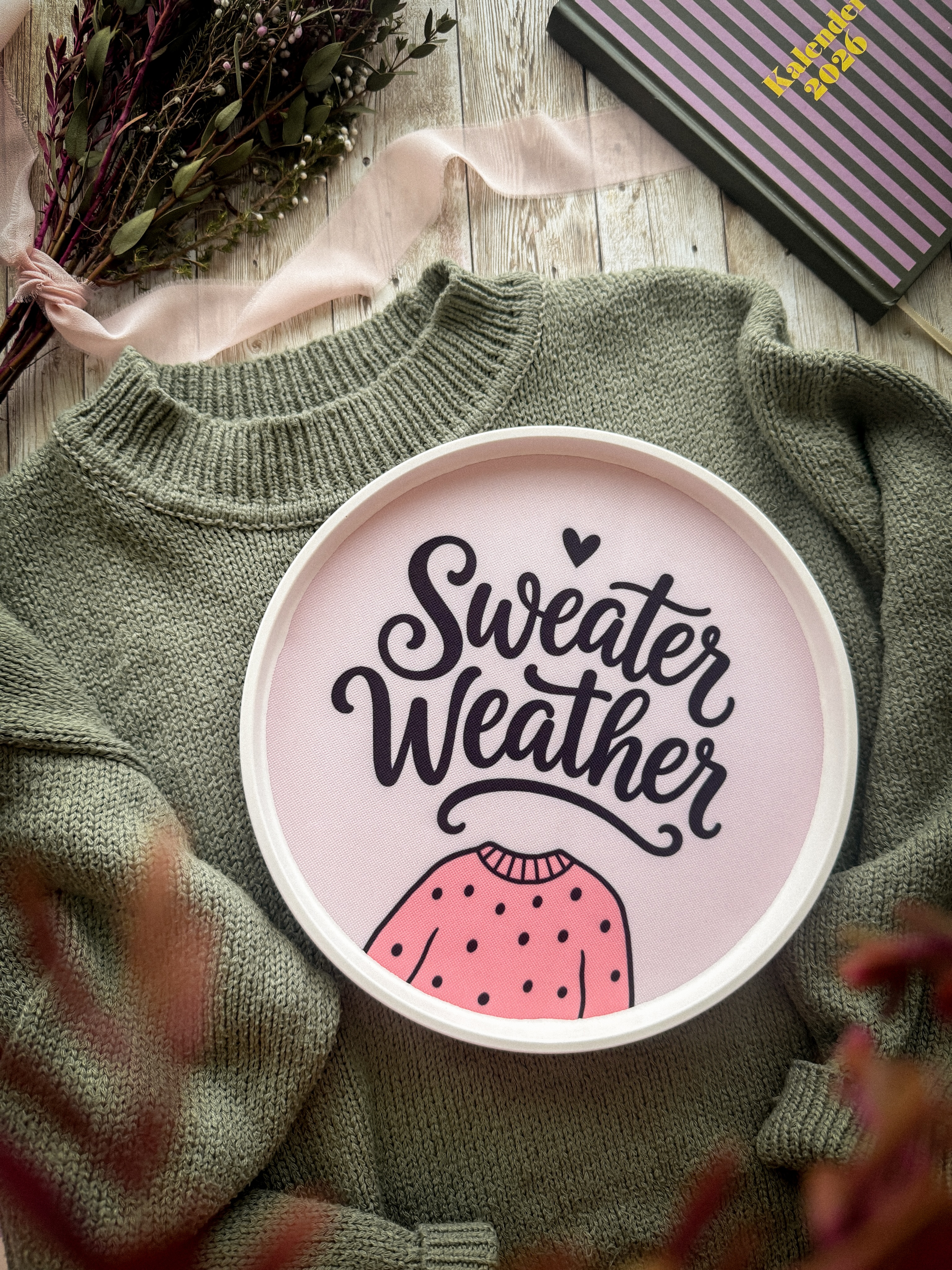 Werbung | Herbstliebe 🍂🍁
Wir haben noch ein klein wenig Zeit, aber wer schonmal spicken möchte, der kommentiert mit „Herbstliebe“ und ich schicke euch denk Link zu meinen Inlays 💌
Ich weiß nicht wie es euch geht, aber ich freue mich total auf die kuschelige Jahreszeit. Kürbisse, Wollpullis, Herbstspaziergänge, Pumpkin Spice ☺️ … Seid ihr auch Team Herbst?
Heute poste ich übrigens seit Ewigkeiten mal wieder nur ein einzelnes Foto - total ungewohnt. Ein bisschen back to the roots … so wie Insta hier früher war.
Meine Inlays findet ihr wie immer bei @allesfuerselbermacher ❤️
.
#diy #silikonform #raysin #keraflott #jesmonite