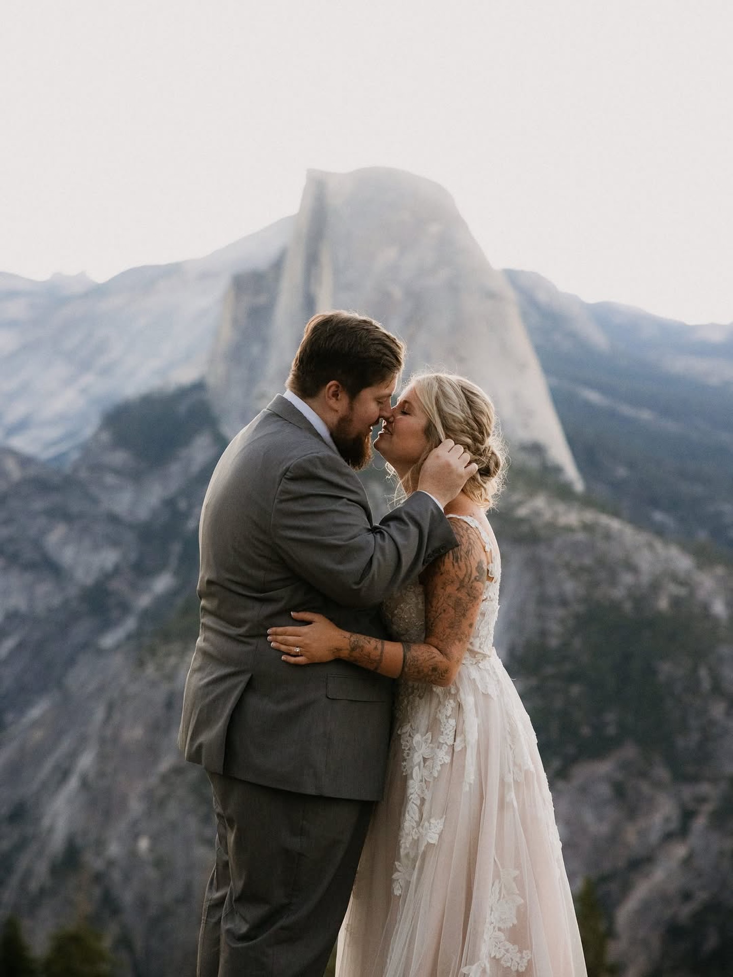 Another beautiful Yosemite wedding. Congratulations to Emma & Noah!
📷: @willkhouryphotography
🏠: @yosemite_evergreen
💐: @sweetlilacsstudio
🧁: @sweetdreamscakery559
HMUA 💄@yosemitemakeupandhair
🎵: @denonanddoyle
-
#yosemitemakeupandhair #mountainweddings
#evergreenlodgewedding #outdoorwedding