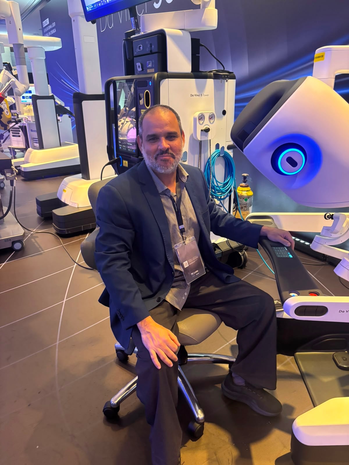 O cirurgião oncológico Dr. Vandré Carneiro, participou, em São Paulo, do evento de apresentação de uma nova plataforma de cirurgia minimamente invasiva assistida por robô.
A nova tecnologia amplia as possibilidades da cirurgia robótica e tem previsão de chegar ao Brasil ainda este ano.
Mais do que conhecer uma nova plataforma, momentos como esse representam uma oportunidade de acompanhar de perto a evolução da cirurgia minimamente invasiva e as inovações que podem contribuir para uma prática cirúrgica cada vez mais precisa, segura e avançada.
Na COP, acreditamos que a excelência também passa pela constante atualização. Conhecimento, tecnologia e experiência a serviço do cuidado com cada paciente.
🤝 conte com a COP.