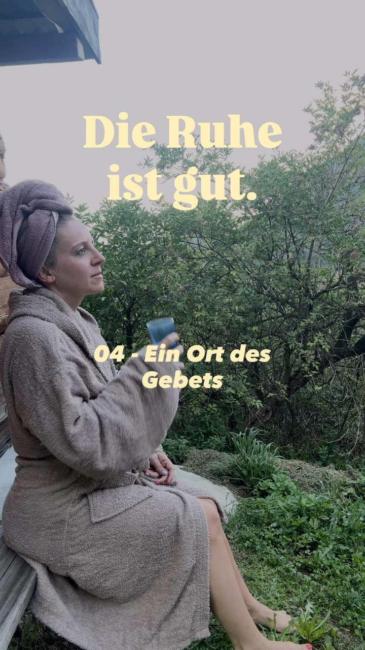 {Die Ruhe ist gut.} 04 - Ein Ort des hörenden Gebets
Vor allem das hörende Gebet ist für mich eine gute Möglichkeit, in die Ruhe zu finden. Und ein Ort, an den ich immer mal wieder zurückkehren kann.
Ich starte meist mit einer kurzen Frage, z. B.: Gott, was sagst du zur Situation x? Oder: Gott, was ist gerade auf deinem Herzen?
Es gibt Orte, an denen höre ich oft recht klar, wie z. B. hier auf „meiner“ Gebetsbank hinter der Sauna.
Das geht nicht auf Knopfdruck und nicht immer - Gott lässt sich nicht „machen“.
Und obwohl Gott unverfügbar ist, helfen mir feste Orte, an denen ich mich aufs Hören freu.
Ein bisschen enttäuscht bin ich, wenn ich nichts Neues hör. Aber dann bleib ich an dem dran, was ich als letztes gehört hab.
✨ Hast du auch einen Gebetsort?
Deine Franzi
#dieruheistgut
