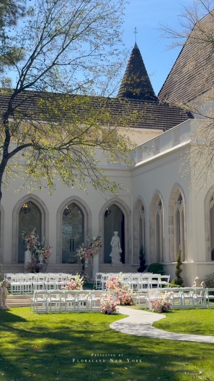 Houston, early morning. The trees are still bare. Everything else has already bloomed.
POV: your florist flies 1,600 miles to a Texas château because spring is late everywhere except here.
Planner: @silenttea.event | Floral Design: @floraland.weddings.events
#floristsoftiktok #weddingflowers #texaswedding #behindthescenes #weddingplanner