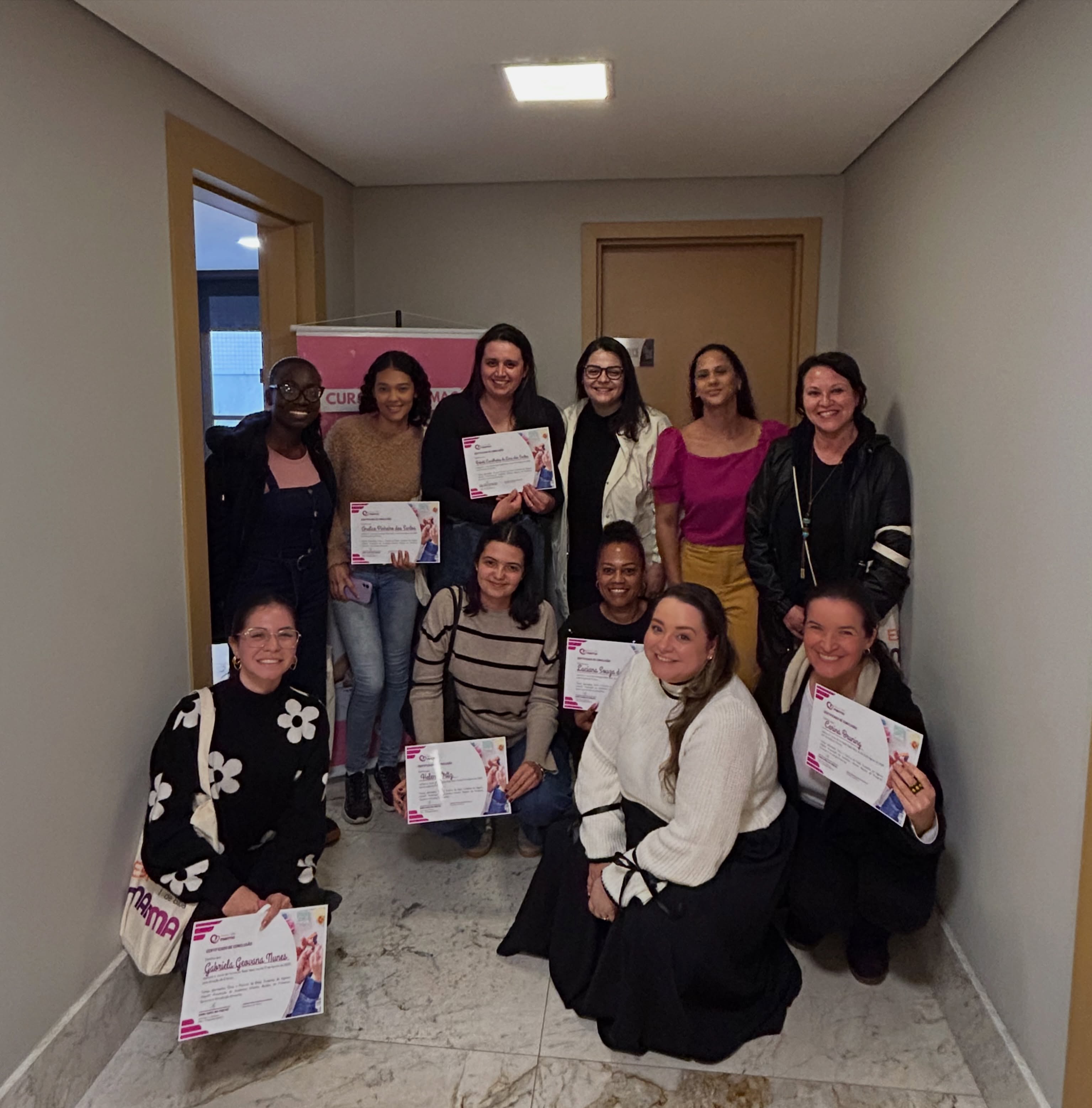 Ontem foi dia de viver a Turma 27 do Método Babá Ideal. 💜
Uma turma intensa, cheia de energia e, principalmente, com uma vontade genuína de querer mais, saber mais, aprender mais.
E o mais bonito foi perceber que, mesmo com histórias e experiências tão diferentes, todas estavam na mesma sintonia: aprender e compartilhar umas com as outras.
Quem olhasse de fora poderia jurar que elas se conheciam há dias… mas, na verdade, tinham se conhecido apenas algumas horas antes.
Foi uma troca tão natural, tão leve e tão verdadeira que parecia que o tempo não existia.
E talvez seja justamente isso que acontece quando estamos exatamente onde queremos estar: não temos pressa de ir embora.
A energia de ontem foi mágica. ✨
Era nítido em cada uma delas o quanto queriam estar ali.
Turma 27, obrigada por esse dia, por cada pergunta, cada troca, cada risada e por toda essa energia linda que vocês deixaram no nosso espaço.
Que vocês levem muito mais do que conhecimento: levem umas às outras, levem novas possibilidades e levem a certeza de que escolher aprender é também escolher cuidar melhor.
Foi muito especial viver esse dia com vocês. 💜
Com carinho, Anna Karolina Ribeiro