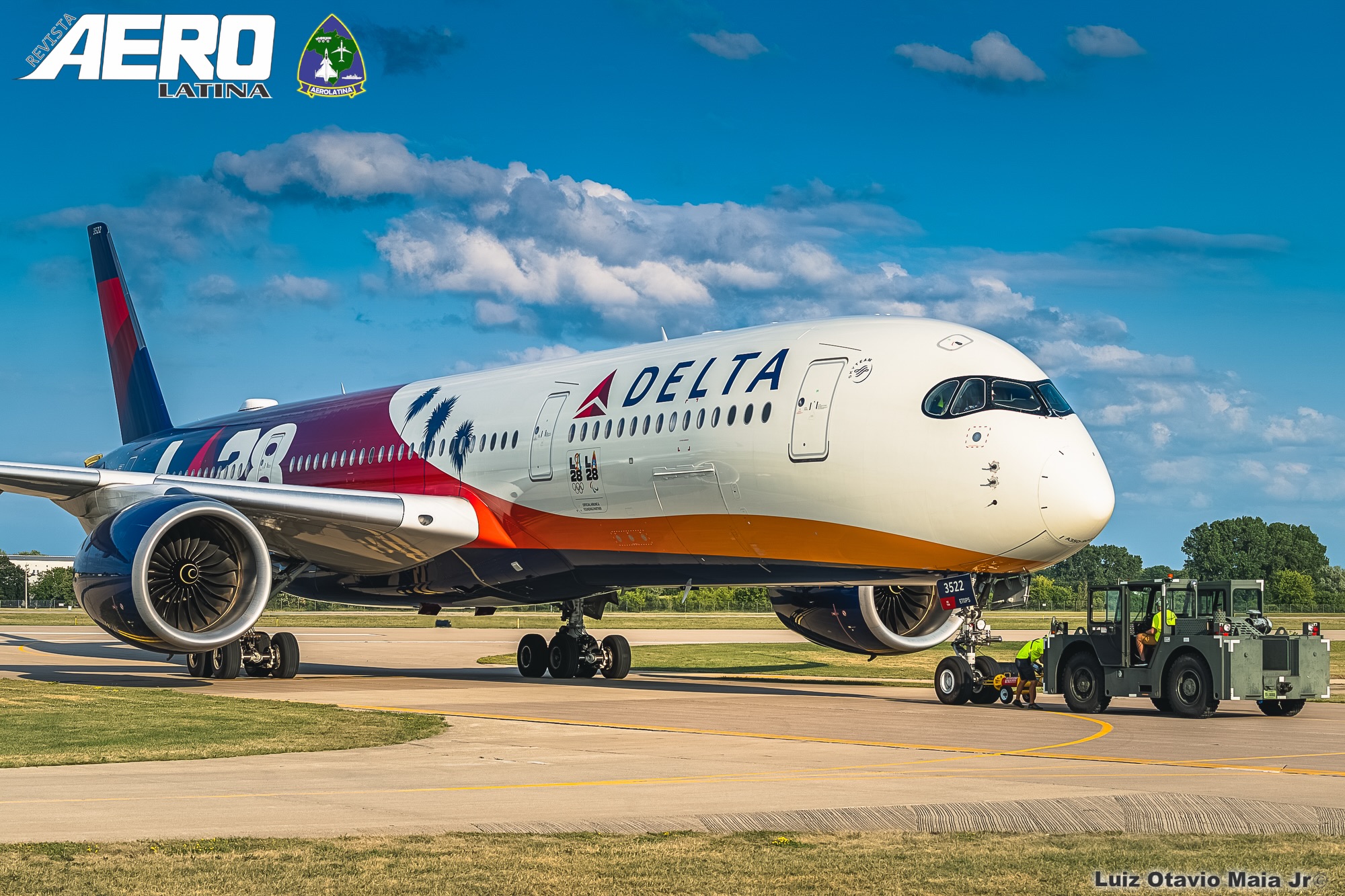 Um visitante ilustre que marcou presença no EAA AirVenture Oshkosh 2026 foi o Airbus A350-941 da @delta com a pintura especial da “LA28 Olympics”, referente as Olimpíadas e paraolimpíadas de Los Angeles.
#aviation #aviationphotography #deltaairlines #oshkosh #avgeek