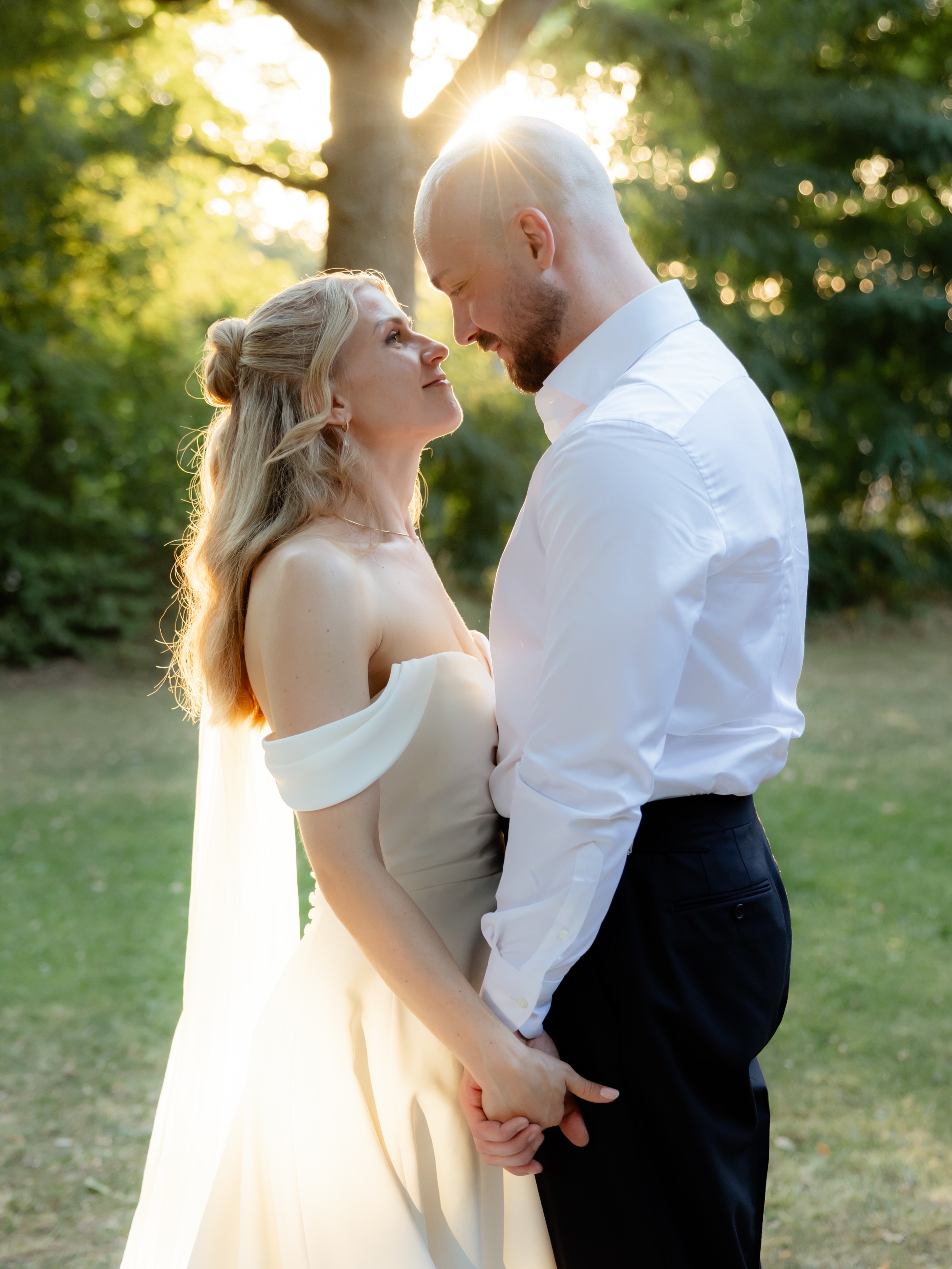 M & R - what a lovely summer day in the middle of august 🤍
The two didn‘t only celebrate the love for eachother but also the love for their little family. That way they had a warm celebration with friends and family and a lot of children. It was truly amazing 🤍
Wedding Photographer, Hochzeitsfotograf Niedersachsen, Hochzeit Niedersachsen, Wedding Photography