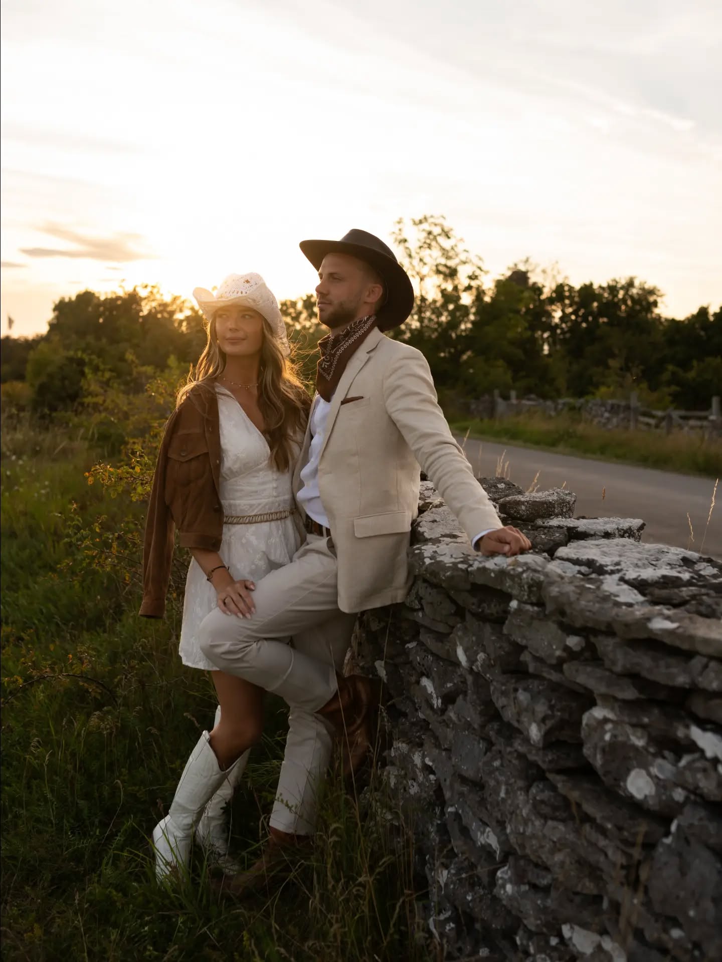 Kinda chic having a cowboy-welcome dinner the day before your wedding at Fårö... ✨️👌
Idag är det äntligen dags för underbara S och V att gifta sig! 😍 Gårdagskvällens middag säger mig att dagen kommer bli helt magisk med fantastiska människor och klockren stämning!
Grattis till brudparet! Vi ses snart ♡