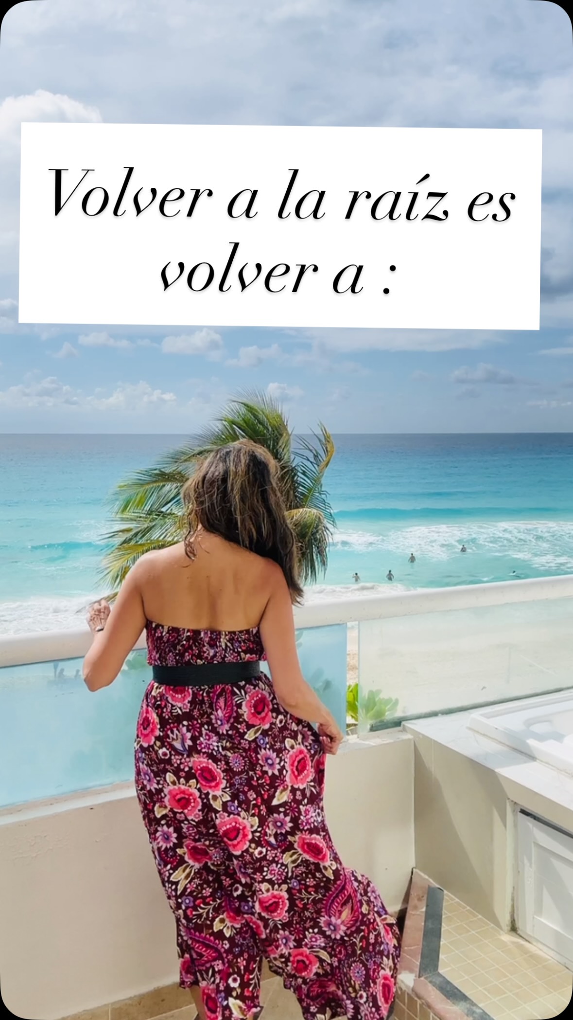 Hermosas!!!Hay momentos en los que la vida te invita a detenerte.😮💨
A dejar de buscar respuestas afuera y comenzar a escucharlas adentro.😌
Hoy, frente al mar, recuerdo algo que el Ayurveda nos enseña con mucha sabiduría:
somos naturaleza.
Y cuando volvemos a ella, algo dentro de nosotros también comienza a ordenarse.
El sonido del agua calma.
El viento mueve lo que estaba estancado.
El sol despierta nuestro fuego.
La tierra nos sostiene.
Y el espacio nos permite simplemente ser.
Volver a la raíz no es regresar al pasado.
Es regresar a lo esencial.
A tu cuerpo.
A tu respiración.
A tus ritmos.
A aquello que te da paz.
Porque cuando dejamos de luchar contra la vida y aprendemos a escuchar sus ciclos, descubrimos que nuestro bienestar también necesita ritmo, pausa y equilibrio.
Hoy elijo no correr.
No controlar.
No exigir.
Hoy elijo respirar, observar y confiar.
Volver a la raíz es volver a ti. 🤗
Y quizá esa sea una de las formas más bonitas de autocuidado:
recordar que no tienes que hacerlo todo…
también puedes simplemente fluir.
Qué te ayuda a volver a tu centro cuando la vida se siente demasiado ruidosa?
Te leo en comentarios.
Y guarda este Reel para volver a él cuando necesites recordar:
pausar también es avanzar. 🌊#āyurveda #ayurveda #motivacion #latinasenusa #amorpropio