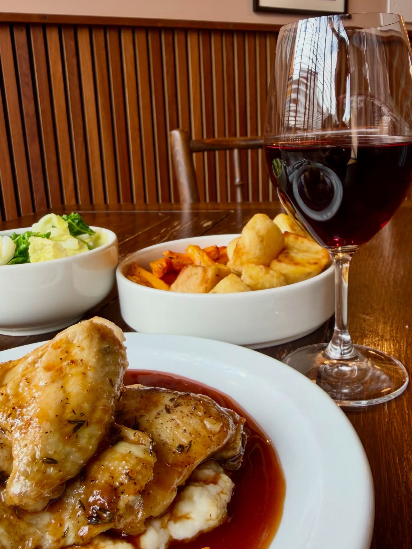 Summer Sunday vibes!
Roast chicken w all the trimmings and a bottle of Burgundy…sold!!