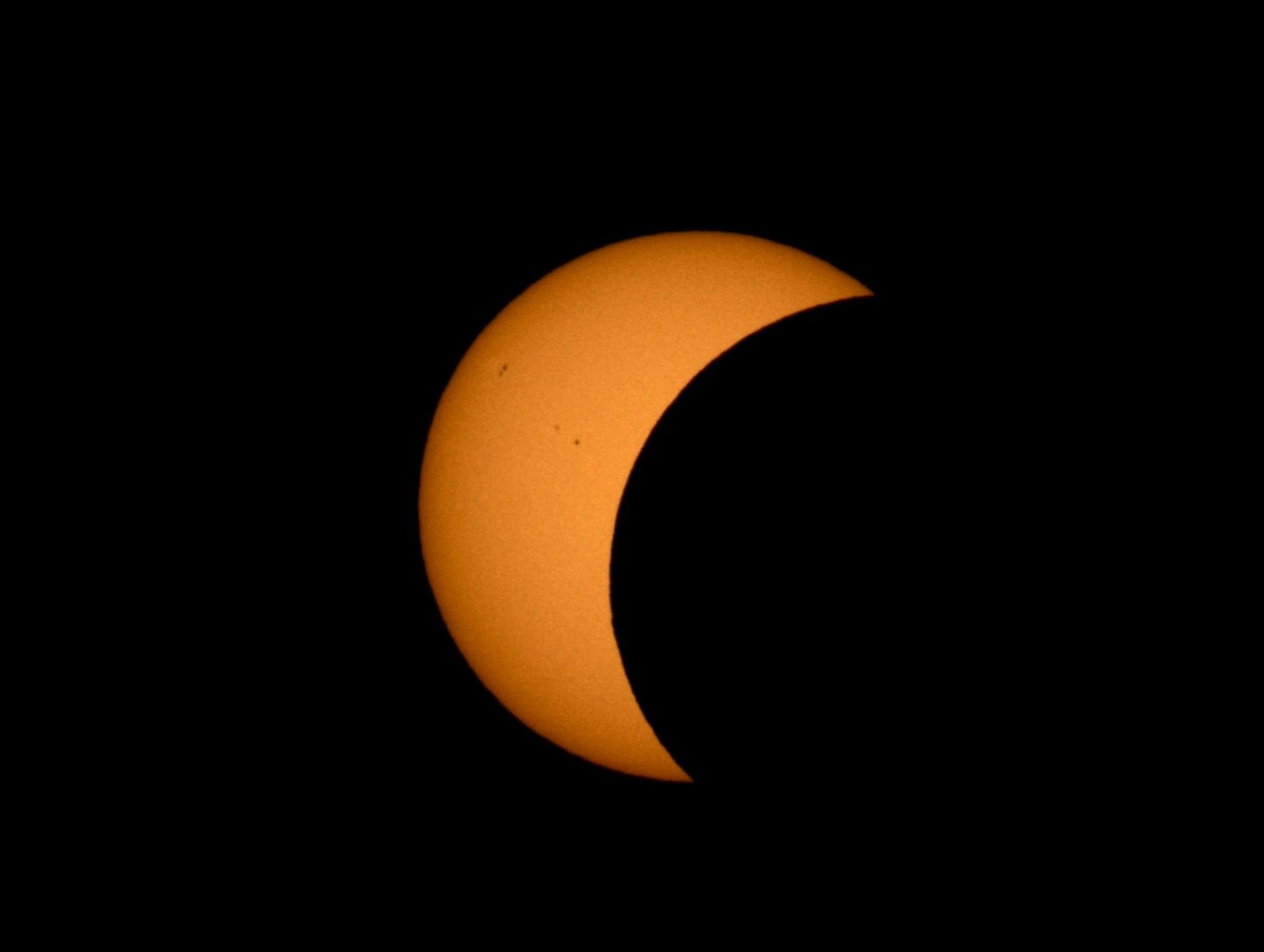 Petite pause dans les posts consacrés à Saint Pierre et Miquelon.
Ce 12 août, le soleil et la lune nous ont offert un spectacle extraordinaire. Sur la première, vous pouvez même distinguer les tâches à la surface de notre étoile.
Rendez-vous est pris pour l’année prochaine.
#eclipse #espagne #laoujevais #photographedevoyage #astrophoto