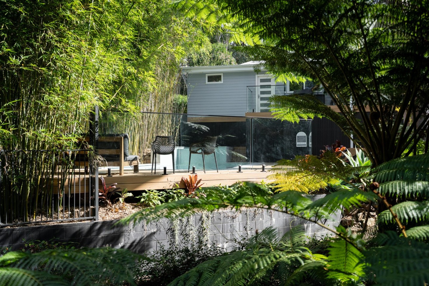 We love the way this pool in Sutherland sits nestled harmoniously into its lush bush surrounds, creating a space to unwind that is deeply immersive - both in water, and nature. In fact, from the back of the yard, you can hardly even see it…
💦 @pinnacle_pools (the pool, of course!)
☀️ @lifeoutdoors.com.au (pool surrounds, decking, verandah)
📷 @benandgab