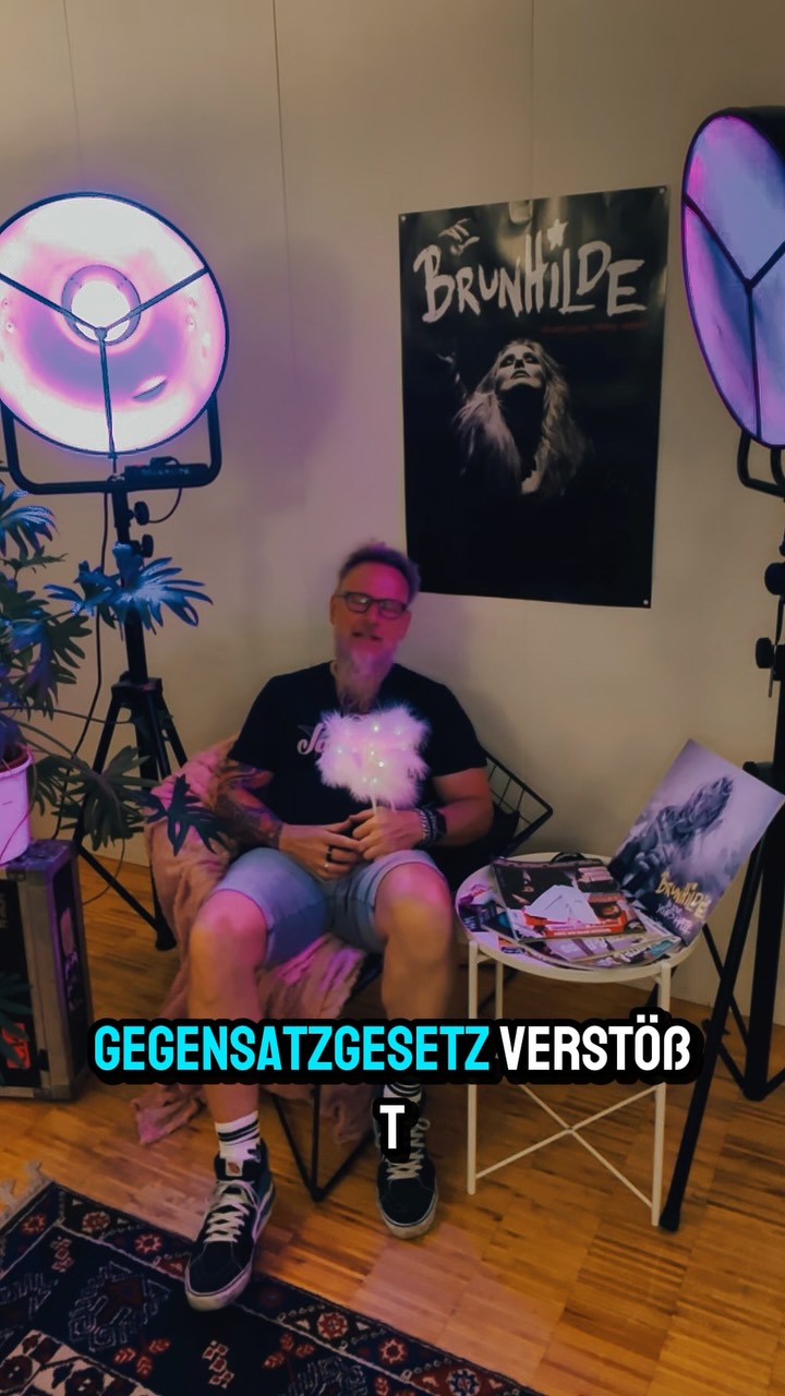 DAS BRUNHILDE-VERHÖR // Folge 4 💥
Halbzeit beim Verhör und heute wird’s kurz deep. 🤝
Zwischen dem ganzen Chaos im Bandalltag und im Proberaum haben wir uns mal Gedanken über ein verdammt wichtiges Thema gemacht.
Toleranz bedeutet für jeden von uns etwas leicht anderes, aber im Kern hält genau das uns zusammen.
Wie definiert IHR Toleranz?
Lasst uns in den Kommentaren ehrlich quatschen. 👇
#Brunhilde #DasVerhör #RealTalk #DeepTalk #Mindset Toleranz