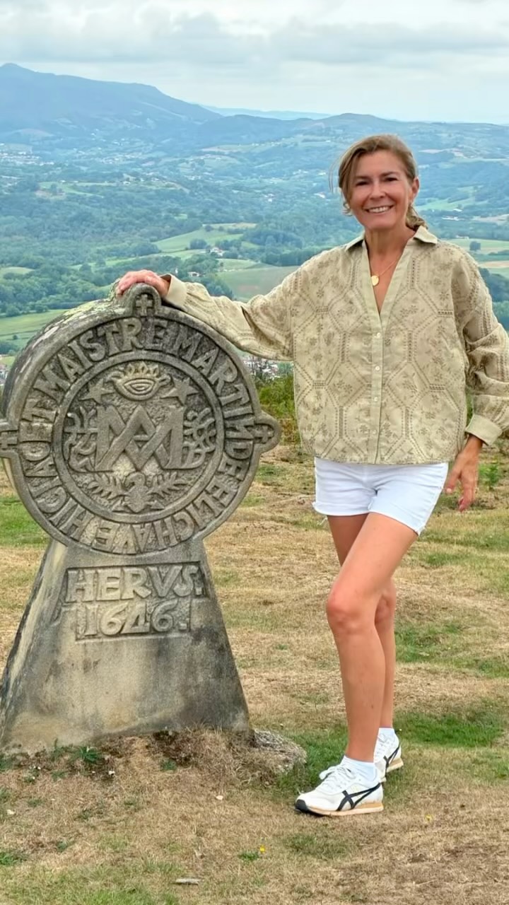 L’art et le vie :
L’un de mes sites préférés au Pays basque : le calvaire des Trois Croix, au sommet du mont Atsulai, à 389 mètres d’altitude.
Érigé en 1898, le calvaire est entouré de stèles discoïdales, inspirées des anciennes stèles funéraires basques, aux formes et motifs symboliques.
Tous les ans de grandes processions y ont lieu notamment à Pâques.
Comme toujours, j’aime accompagner mes publications de peintures en lien avec le sujet présenté. C’est mon regard d’historienne de l’art.
Ici vous verrez une peinture de Philippe Veyrin représentant le village d’Ainhoa ainsi que des scènes de processions de Ramiro Arrue et de Pablo Tillac. Trois artistes ayant merveilleusement témoignés de la nature comme de la culture basque au XXème siècle.
Un beau site, entre histoire, art et paysages basques.
#Ainhoa #PaysBasque #CalvaireDesTroisCroix StèlesDiscoïdales patrimoinebasque