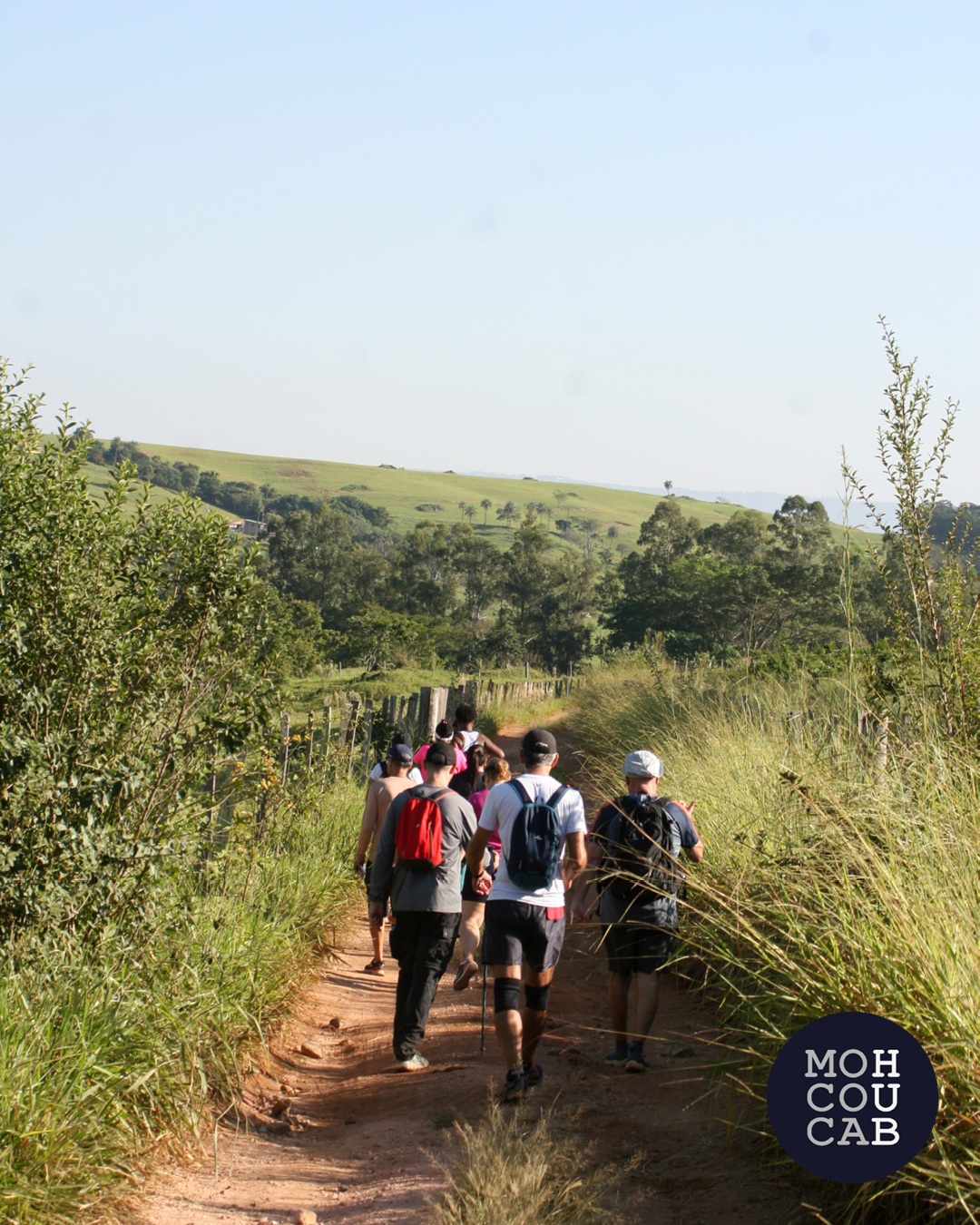 A segunda edição da Caminhada Ecológica Mococa Hub será realizada no dia 20 de setembro, em um percurso de 6,5 km por uma área rural preservada de Mococa.
O evento, que acontece em pouco menos de um mês, convida os participantes a uma experiência de imersão na natureza, estimulando bem-estar físico e mental, além de proporcionar um momento de desconexão da rotina digital.
O trajeto foi planejado para valorizar o contato direto com o ambiente natural, reforçando a importância da preservação e da qualidade de vida. Mais do que uma atividade física, a caminhada é uma oportunidade de integração comunitária e de reflexão sobre hábitos cotidianos.
#mococahub #ilovemococa