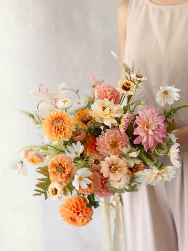 Some dahlia bouquets I created last fall and two years ago, using locally grown and garden flowers. Fall is my favorite season for creating, with all the beautiful colors and textures nature has to offer! 🍁🌾
Floral tool: StemSlider System by koko flora
.
.
.
.
.
#stemslider #stemsliderbouquet #handsfreebouquet #weddingbouquets #bridalbouquet
