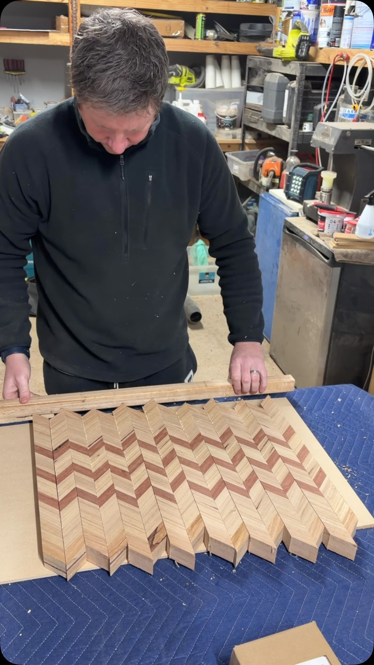 Introducing the Chevy Chase!!!! Our first chevron pattern board out of messmate and red ironbark. Pretty happy with how this one came up! It will be for sale at the indoor @ballaratfarmersmkt this Saturday π
.
.
.
.
.
.
.
#choppingboard #food #cuttingboard #chevychase #trending