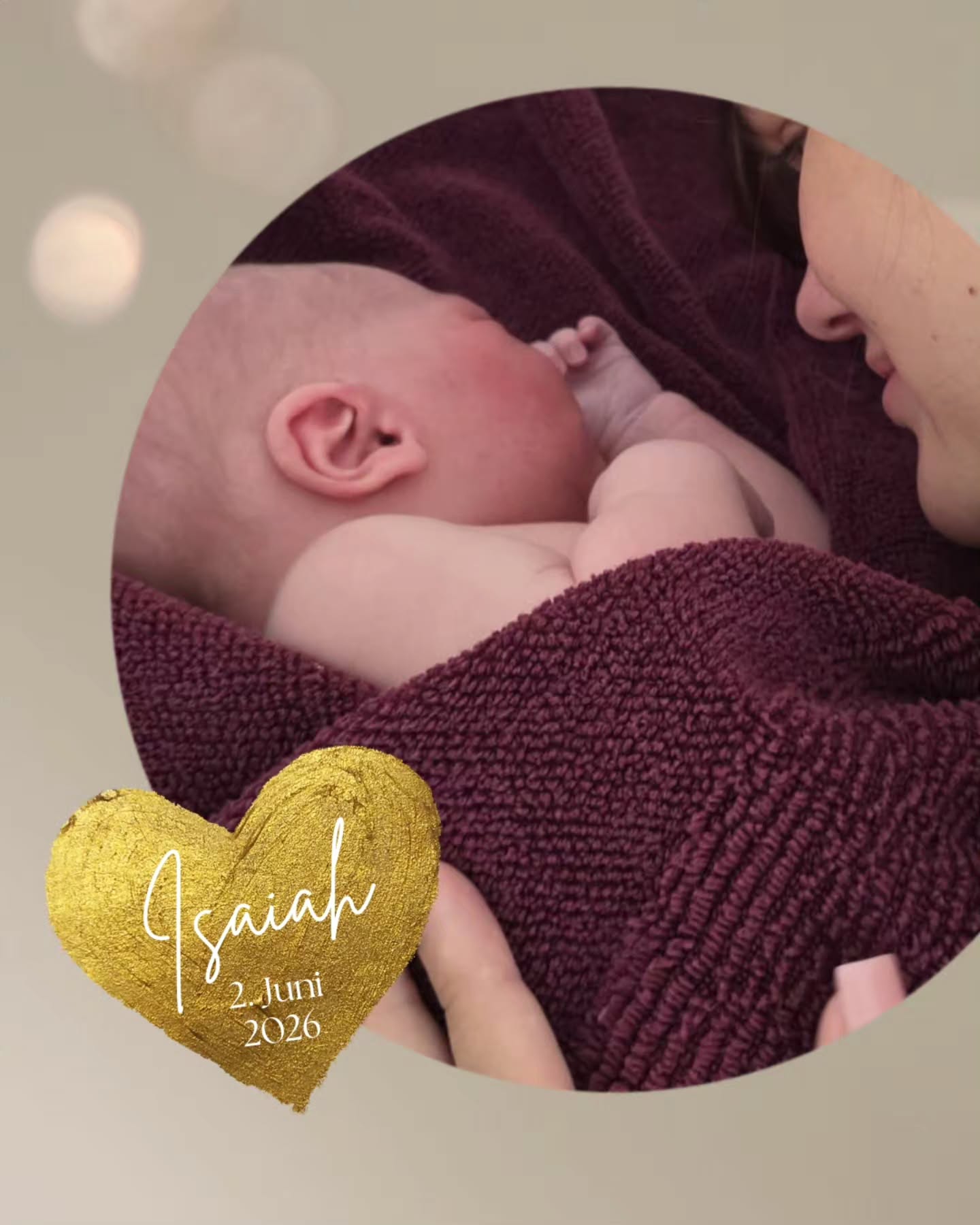 Lieber Isaiah,
Welch Faszination Geburt ist, konnten wir auch bei deiner Geburt erleben.
Nach dem Blasensprung haben die Wehen eingesetzt und deine Eltern haben sich auf den Weg ins Geburtshaus gemacht.
Das warme Wasser war zunächst sehr angenehm.
Zum Endspurt der Geburt wechselte deine Mama die Position und ging auf die Matte.
Dein Köpfchen wurde geboren und wir durften beobachten, wie deine Schultern sich ins Becken drehten.
Ein sehr intensives Gefühl für deine Mama. Nach drei Wehen sind die Schultern geboren und deine Mama konnte dich auf den Arm nehmen.
Wir wünschen euch viel Freude und alles Gute mit Isaiah und seiner großen Schwester.
#geburtshaus #außerklinischegeburt #löhne #familie #35