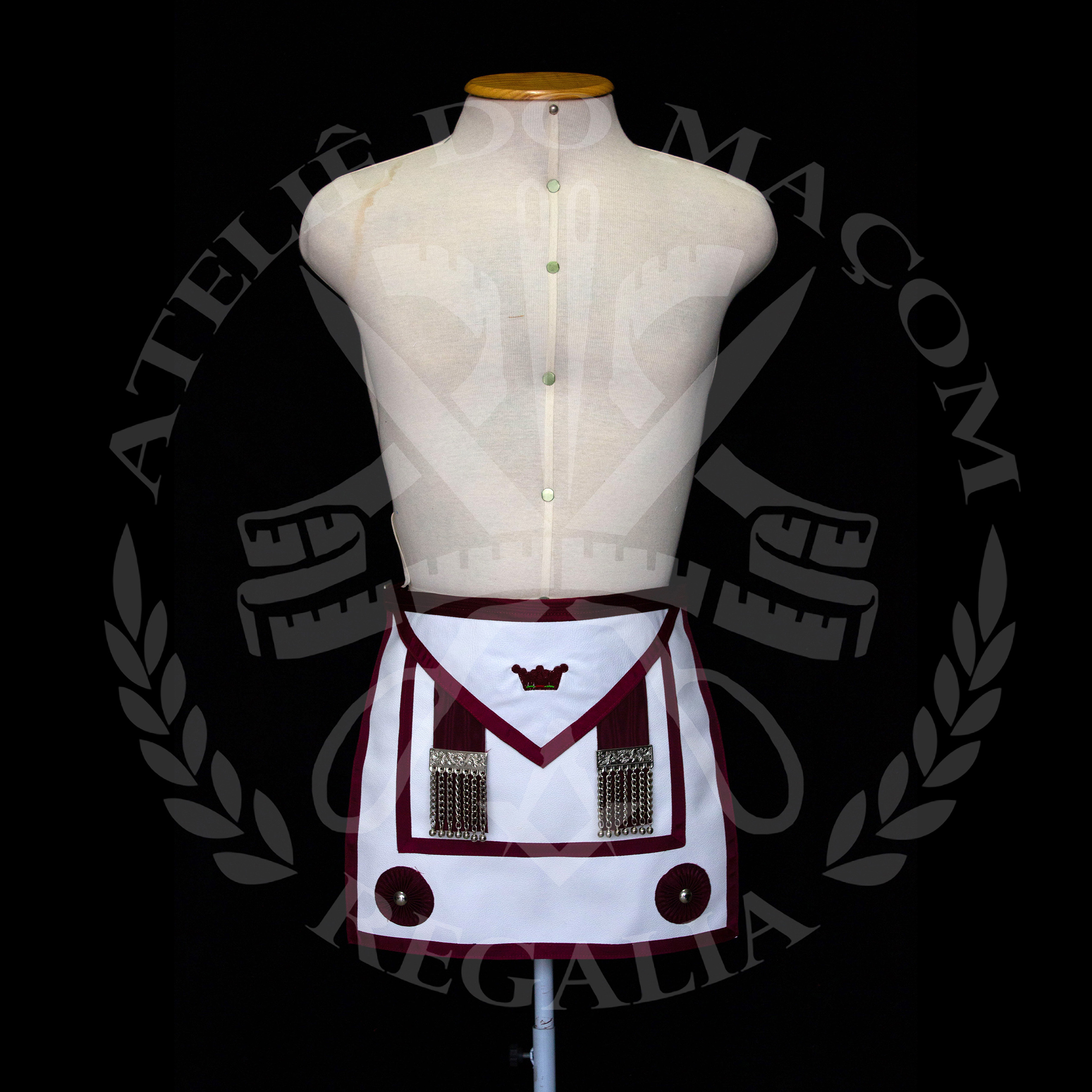 Tivemos um alto numero de irmãos que nos procuraram para saber sobre os paramentos de Athelstan.
Por esta razão compartilhamos o modelo de entrada na Ordem de Athelstan.
Consulte outros modelos, no Ateliê do Maçom vc encontra tudo para as Ordens inglesas:
www.ateliedomacom.com.br