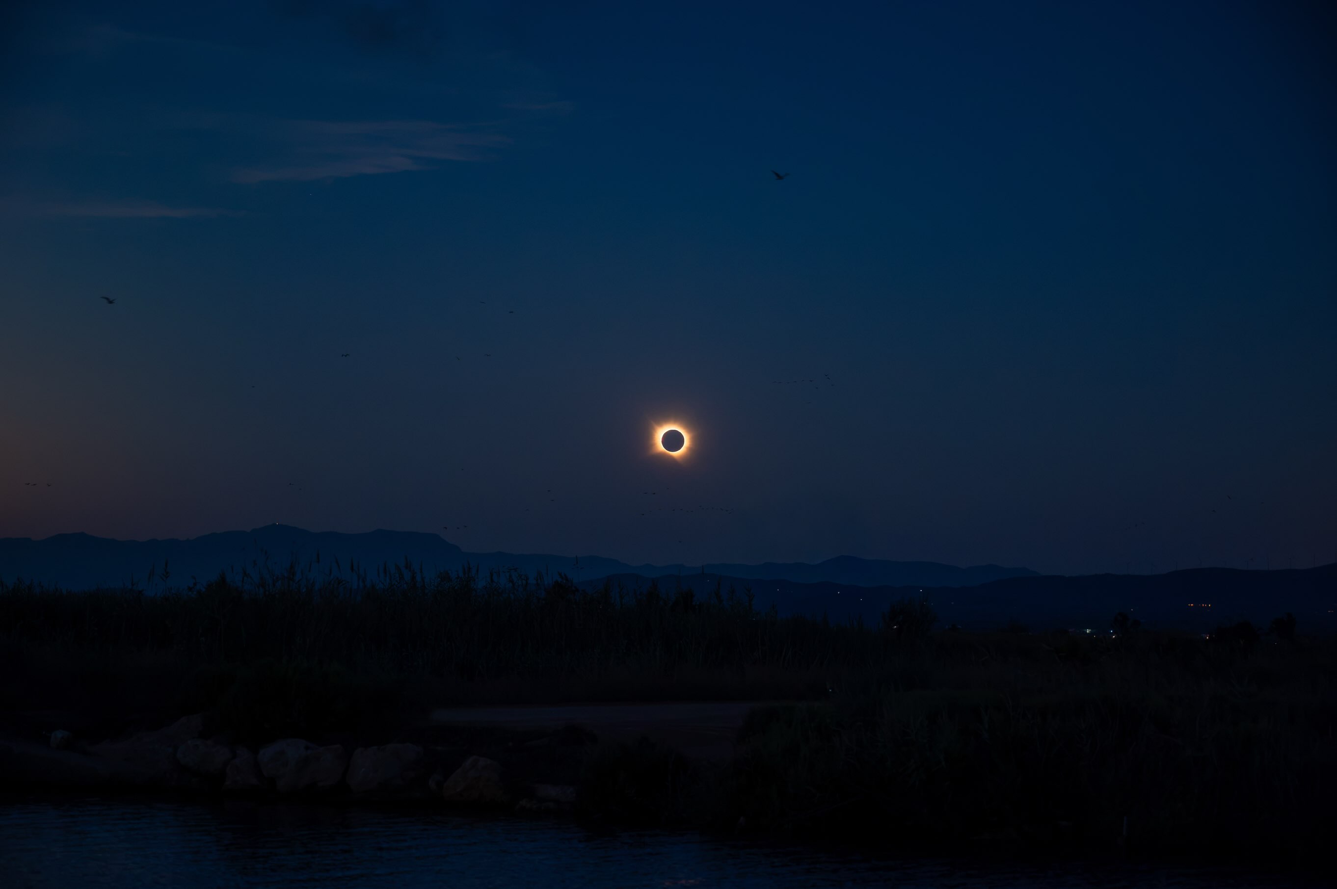 Dernier post sur l’éclipse avant de revenir à Saint Pierre et Miquelon. Il s’agit peut-être de mes 3 préférées. J’aime beaucoup le fait d’avoir la scène dans sa globalité. Pour info, la dernière ne se révèle que sur un écran assez grand. Zoomer pour comprendre. Au 2 août 2027 pour la prochaine.
#laoujevais #eclipse #photographedevoyage