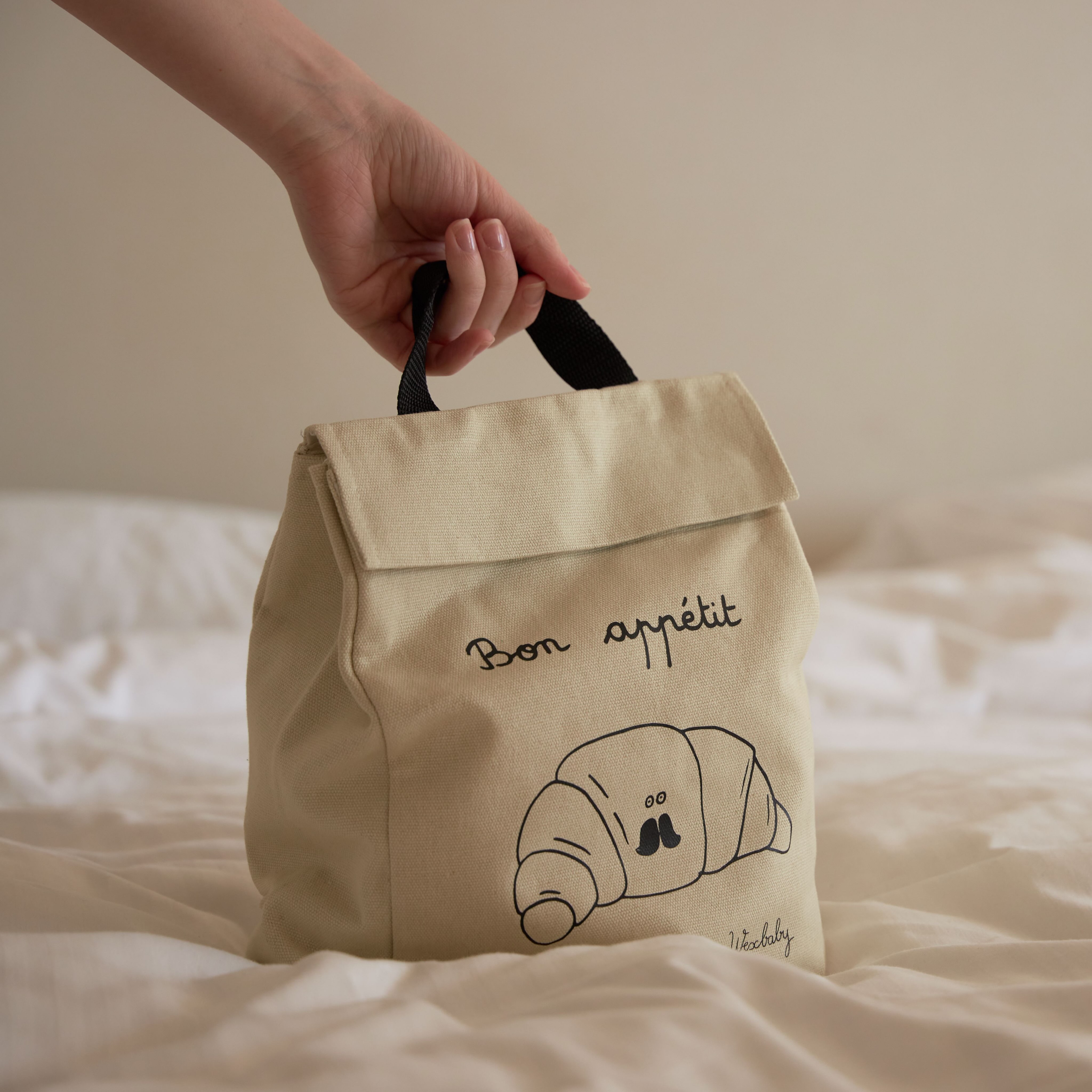 Our bon appétit lunch bag is the cutest 🍎🍫🥪
Add a name to make it extra special. Choose between natural or dark navy. Perfect for back to school or for work.
Bon appétit 👌🏽 x