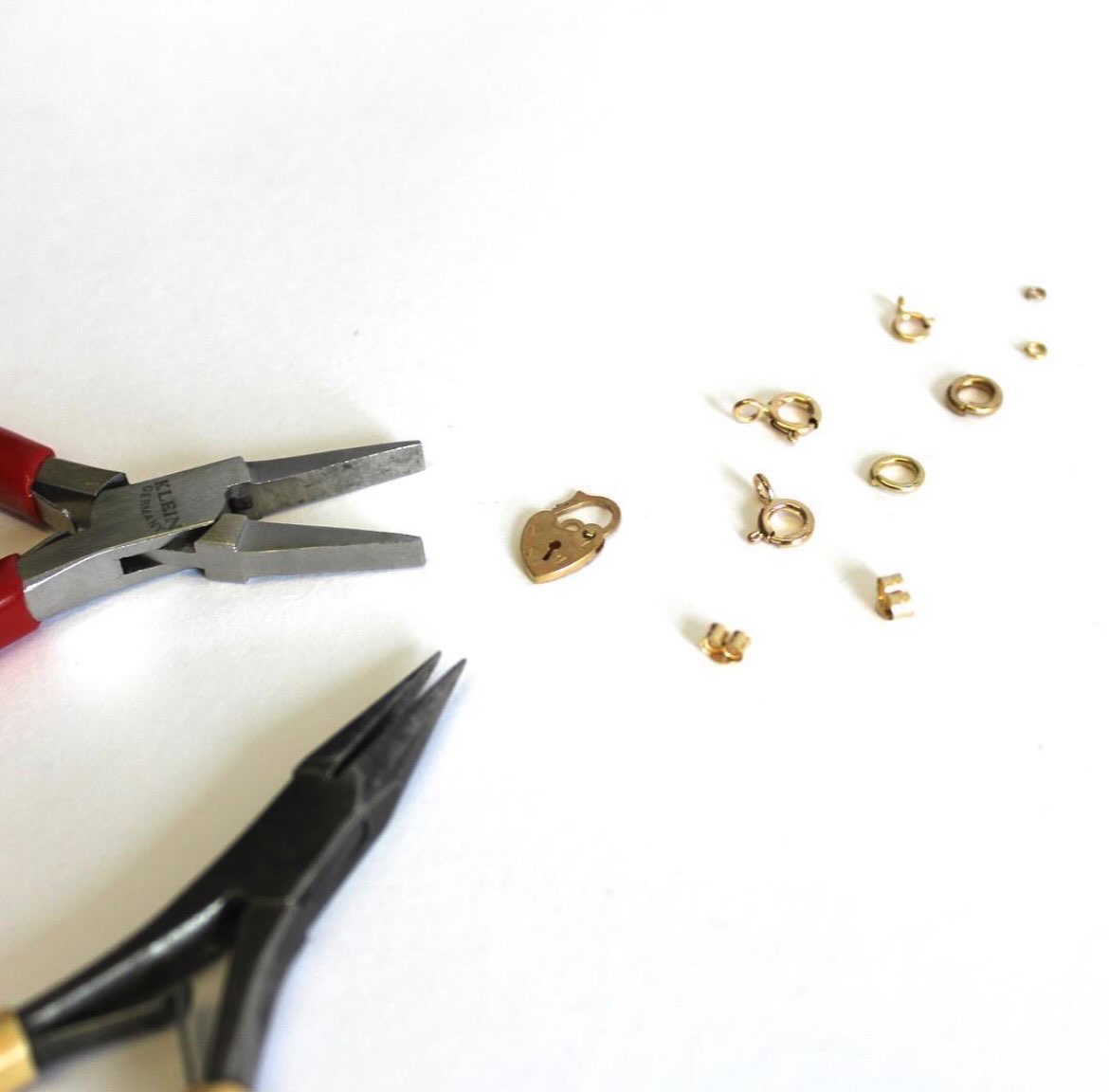 Has the clasp on your favourite necklace broke? A lot of repairs can be done simply and quickly in-store, while you wait!
#repairs #whilstyouwait #brokenjewellery #supportlocal #flitwickjewellers