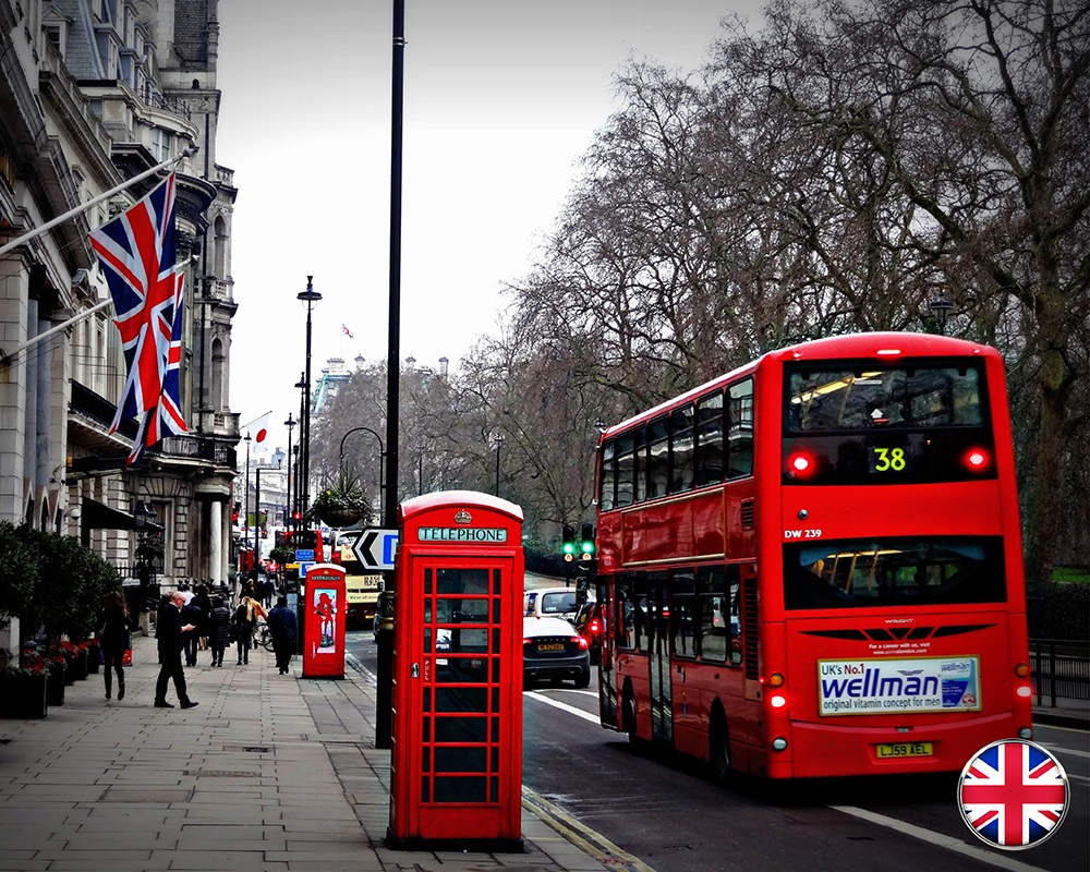 Aulas que simulam situações reais do ambiente corporativo
Inglês para negócios, ou Business English, é o domínio da língua inglesa aplicado ao contexto corporativo. Vai além da gramática e do vocabulário básico, envolvendo termos técnicos, expressões comuns em reuniões, negociações, apresentações e comunicação estratégica. Para executivos, gestores e empreendedores, essa competência é essencial para ampliar conexões internacionais, participar de projetos globais e conduzir interações com clareza e segurança.
O programa Mococa Hub Education oferece uma abordagem prática e direcionada. A flexibilidade de horários permite que profissionais conciliem o aprendizado com suas agendas intensas, sem comprometer a rotina. O professor, com experiência internacional e visão de negócios, conduz aulas que simulam situações reais do ambiente corporativo, como reuniões, entrevistas, apresentações e negociações, preparando os participantes para desafios concretos. Esse formato garante não apenas fluência, mas também confiança na tomada de decisões em Inglês.
Ao investir nesse programa, os profissionais de Mococa fortalecem sua competitividade, ampliam oportunidades de atuação em mercados externos e desenvolvem habilidades que impactam diretamente sua carreira. O resultado é uma comunicação mais eficaz, alinhada às exigências do cenário empresarial.
#mococahub #ilovemococa