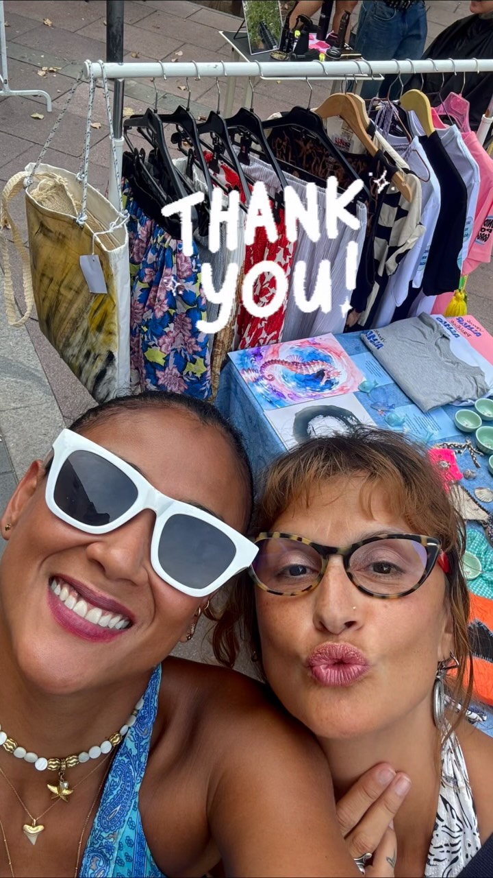 Gracias a @reciclando_y_pedaleando y a todo el equipo que hace posible este mercado por abrir espacios donde los proyectos con propósito pueden encontrarse con personas que creen en ellos. 💙🌿
Detrás de cada mesa hay mucho más que productos. Hay horas de trabajo, ilusión, aprendizaje, creatividad y personas que decidieron apostar por un sueño.
Cada vez que eliges comprar a un pequeño proyecto, no solo te llevas algo bonito. También estás apoyando una historia, una idea y a quienes trabajan cada día por construir un mundo un poquito mejor.
Si estás por la zona, ven a visitarnos. Descubre marcas creadas con cariño, conoce a las personas que hay detrás de ellas y apuesta por iniciativas que nacen con propósito.
Porque los grandes cambios también empiezan apoyando los pequeños sueños. 🌊💙