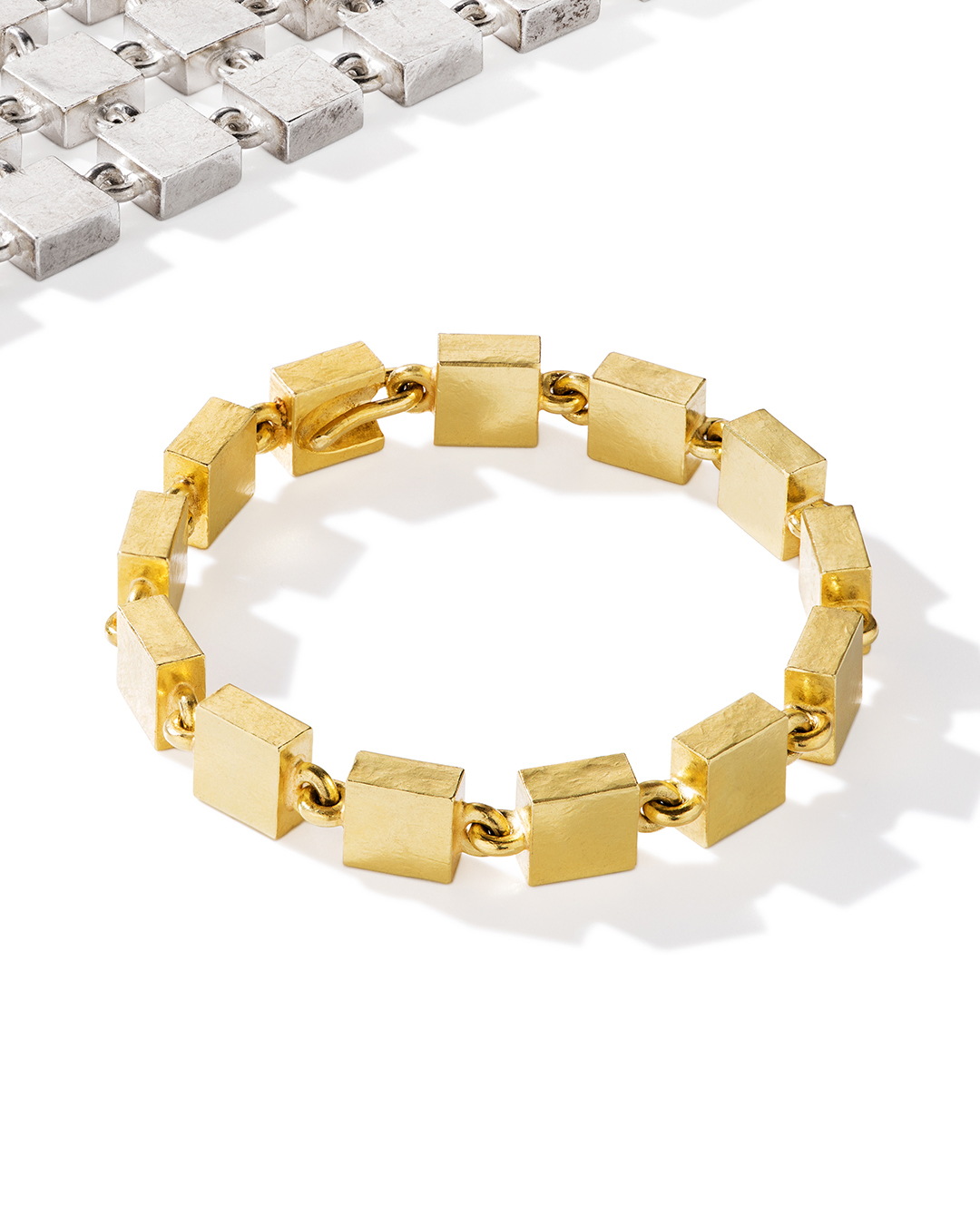 Geometrische Unikate aus der Treykorn-Werkstatt: Armband, 925 Silber, geschmiedet – Armband, 750 Gelbgold, geschmiedet.
Unique geometric pieces from the Treykorn workshop: bracelet, 925 silver, forged – bracelet, 750 yellow gold, forged.