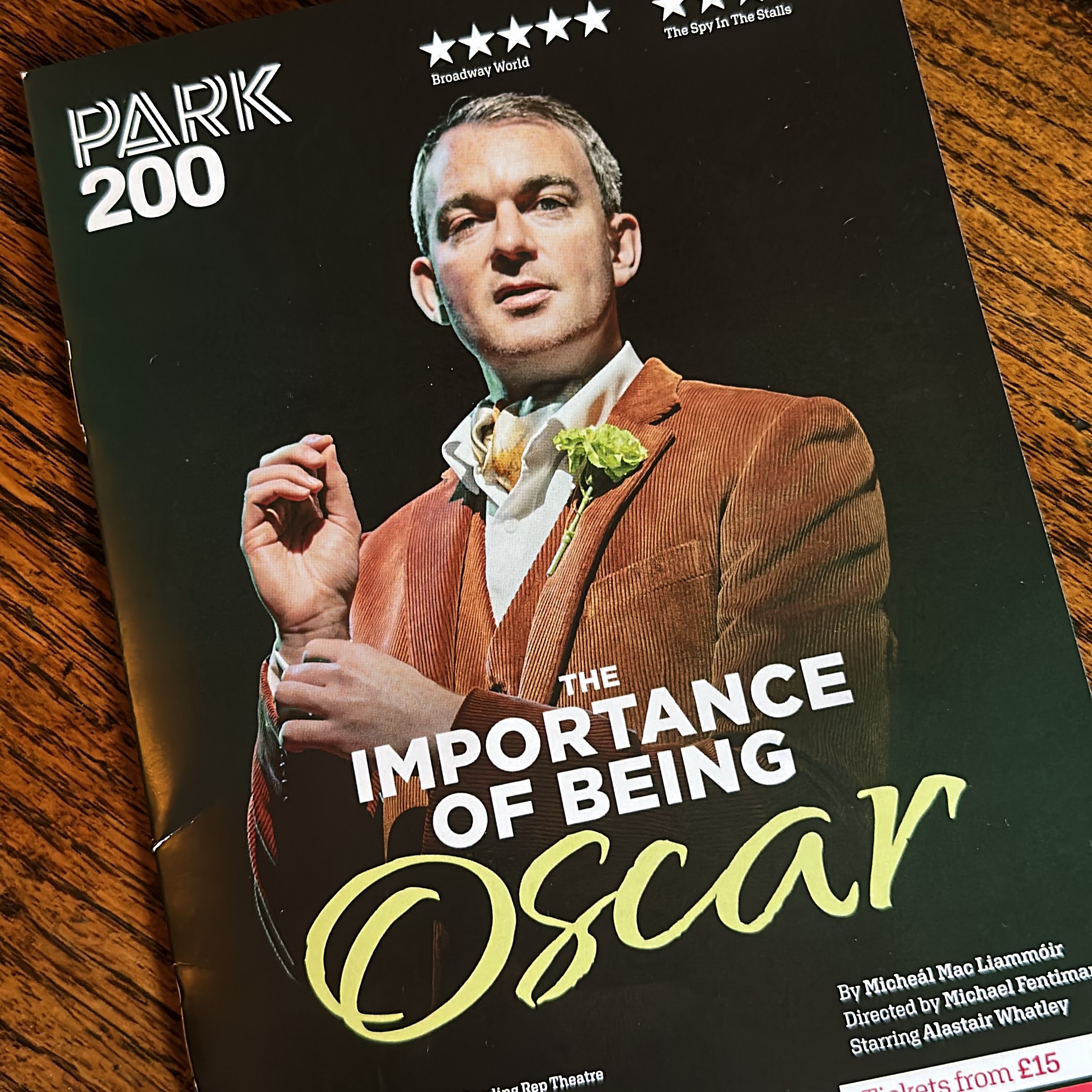 A memorable evening at the @parktheatrelondon seeing @bar.cuckoo Alistair Whatley in Micheál Mac Liammóir’s The Importance of Being Oscar, directed by Michael Fentiman.
Whatley delivers a compelling, witty and what seems effortless (but I'm sure isn't!) performance in a production that lets the script shine with a simple well-designed set, strong staging from Fentiman and evocative lighting and sound.
Made all the more special by taking along @Mrjeremyswan, who worked with Mac Liammóir himself — a lovely link to an extraordinary piece of theatre history.
The production runs until this Saturday 22nd August