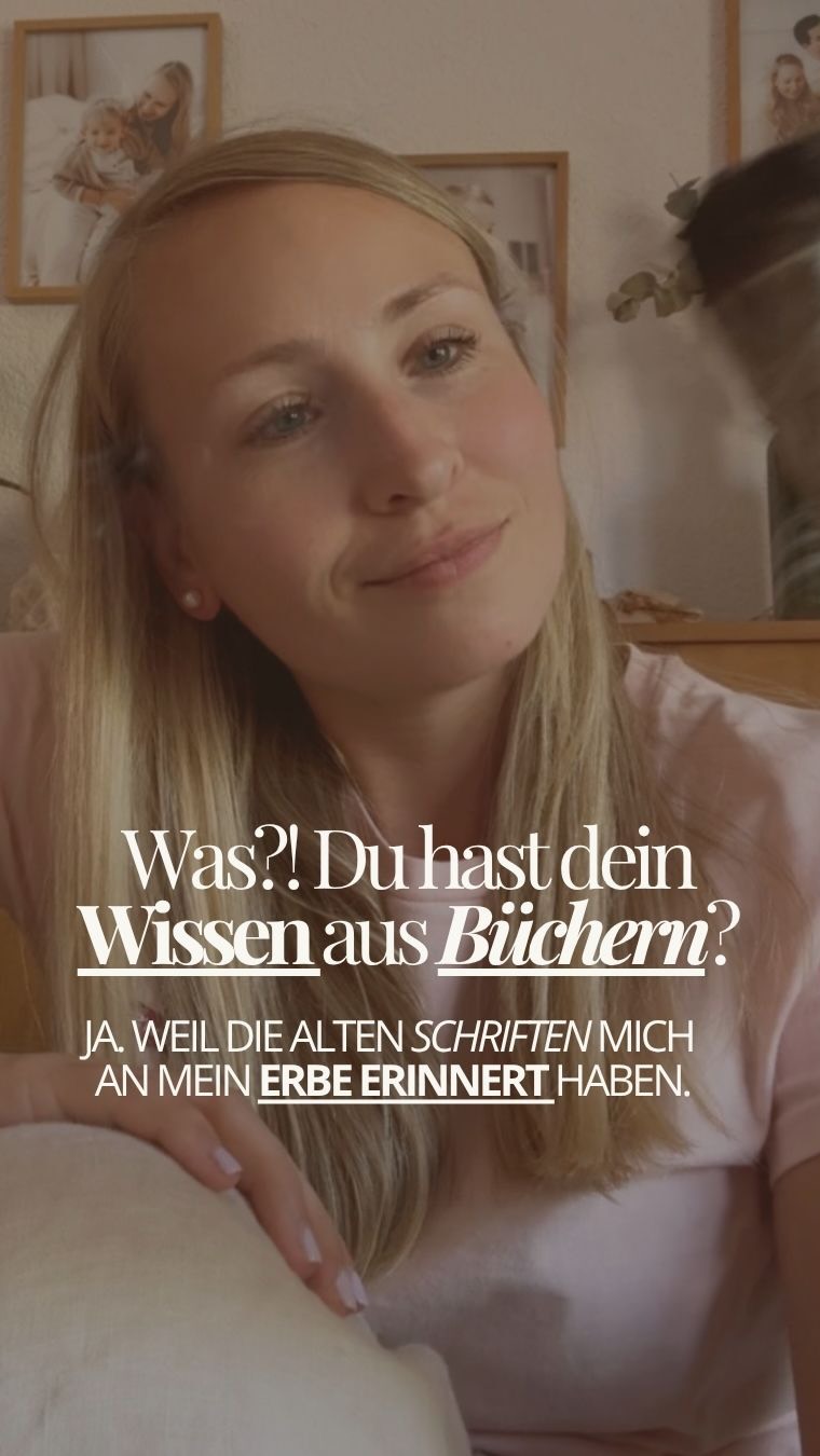 Ich hatte keine Großmutter, die mich an die Hand nahm. Keine Frau, die mir zeigt, wann man was sammelt und oder mit den Jahreszeiten lebt.
Ich hatte Bücher. Nicht nur Sachbücher oder Überlieferungen. Nein auch Fantasy! Denn ich wollte in einer Welt, in der ich mich immer fehl am Platz fühlte, endlich wieder Magie spüren.
Ich hab das Buch zugemacht und den größten Kloß im Hals gehabt.
Weil mir aufgefallen ist, dass das genau die Frauen sind, für die man vor dreihundert Jahren Scheiterhaufen gebaut hat. 🔥
Das war mal kein Genre. Das war so gefährlich zu wissen, dass Frauen dafür gestorben sind.
Und heute steht es im Regal neben den Drachen.🐉
Meine Ururgroßmutter hat die Rauhnächte gelebt. Geräuchert, Kräuter geholt, zwölf Nächte lang keine Arbeit angefasst. Für sie war das kein Roman. Für sie war das der Winter. 🕯️
Zwischen ihr und mir liegen vier Generationen Schweigen. Und ich glaub nicht, dass eine davon es vergessen hat. Ich glaub, es war irgendwann klüger, nichts zu sagen.
Deswegen ist das kein Makel, dass ich es aus Büchern hab. Bücher waren das Einzige, was übrig war.
Ich hab nichts Neues gelernt. Ich hab mich erinnert.
Ab Herbst bilde ich Frauen zu Hüterinnen der Jahreskreisfeste aus. Für die, die sich auch erinnern statt lernen. Kommentier ERBIN für die Infos. 🌙
Und du? Woher hast du dein Wissen?