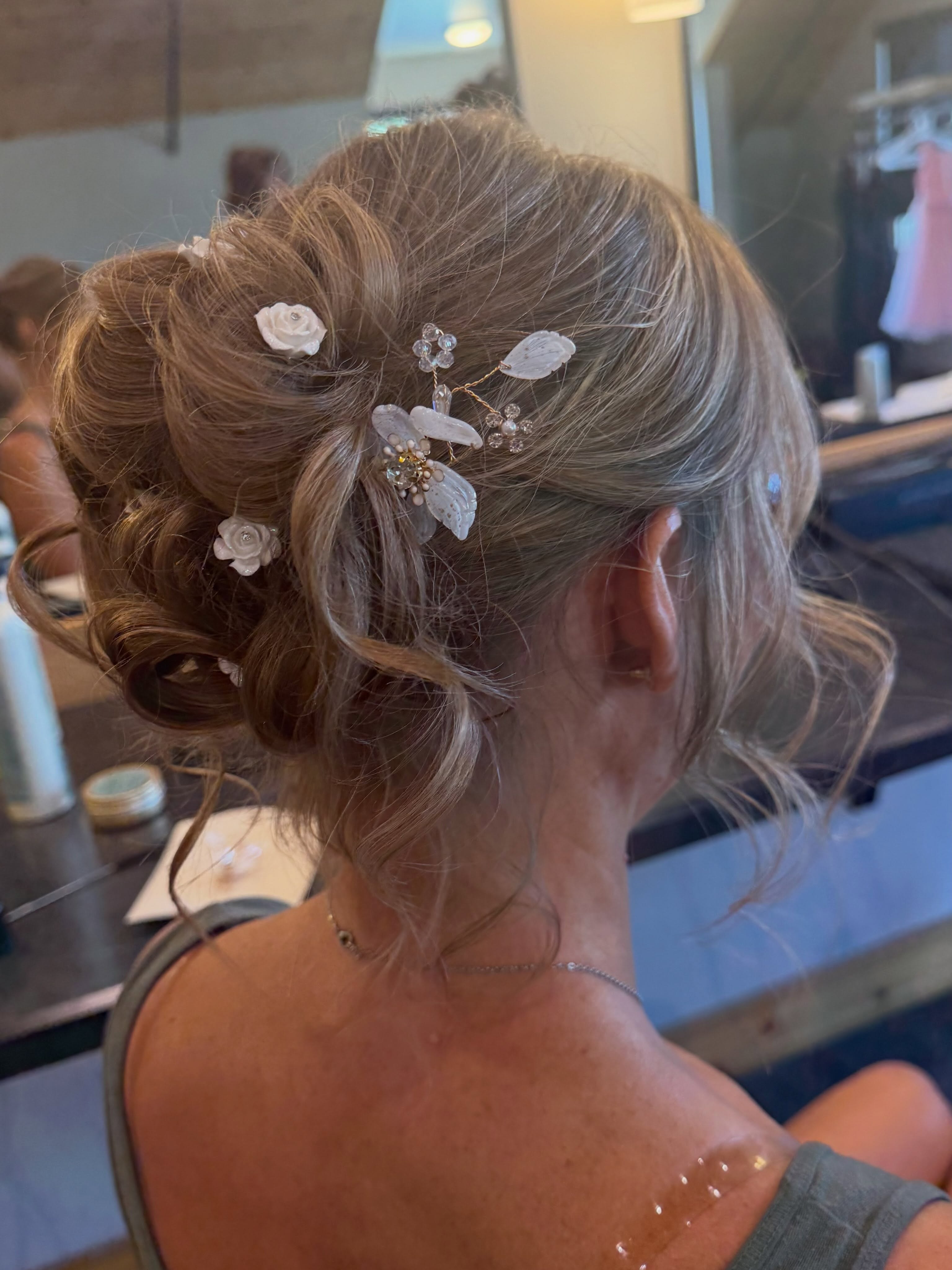 We had a fun morning at @camelot_ranch_events doing wedding hair this weekend! Hair by Dana & Ciera @ritzzsalon
.
.
.
#weddinghair #billingswedding #billingsmthairstylist #hairstyles #billingshair