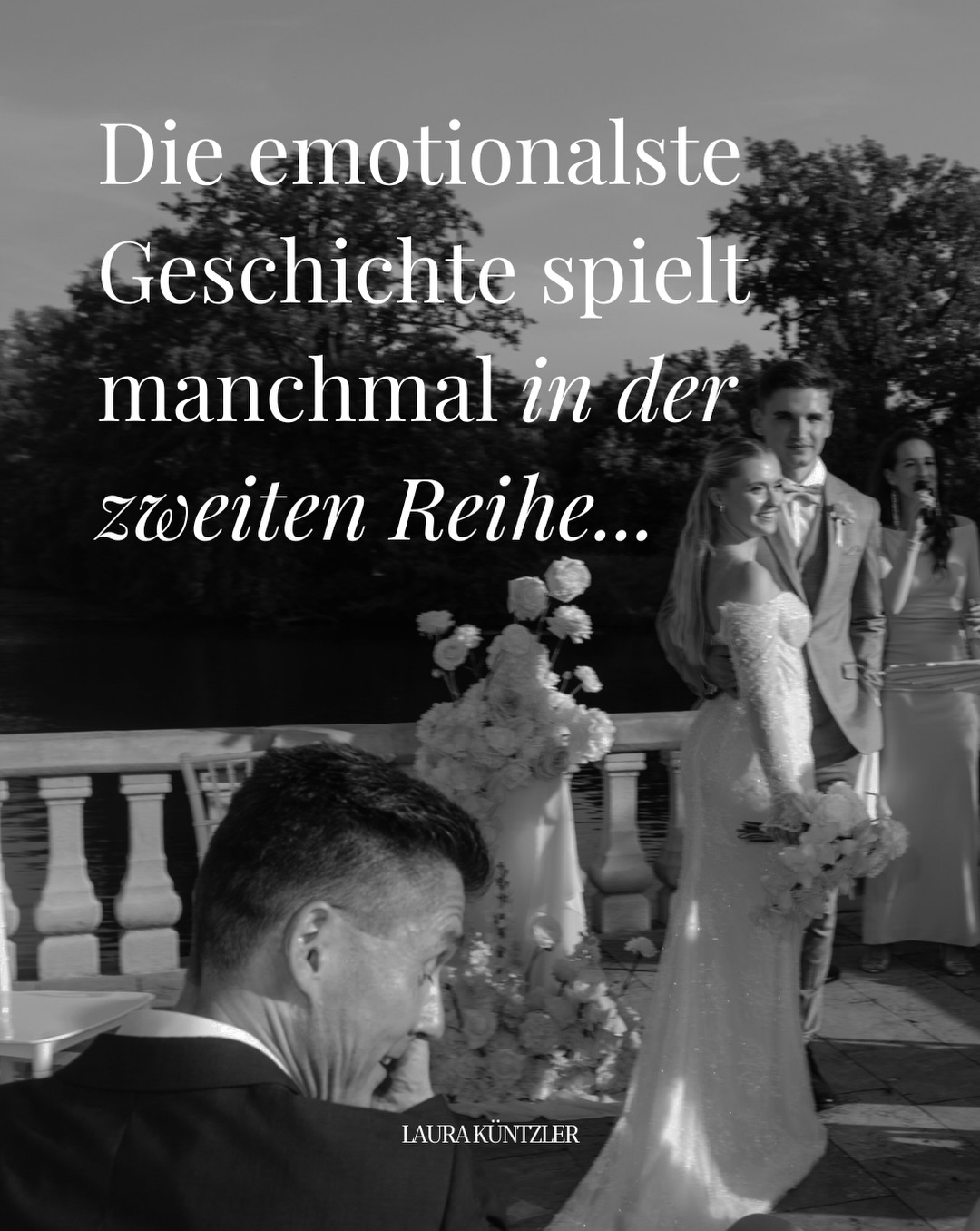 Manchmal ist der emotionalste Moment einer Hochzeit nicht nur das Ja-Wort…
…sondern auch ein Blick aus der zweiten Reihe.
Von den Menschen, die uns gehalten haben, bevor wir selbst stehen konnten. Die uns aufwachsen sahen, uns begleitet, beschützt und irgendwann losgelassen haben.
Nicht, weil ihre Liebe endet. Sondern weil sie uns zutrauen, unseren eigenen Weg weiterzugehen.
Vielleicht ist genau das eine der stillsten und gleichzeitig größten Formen von Liebe. Und eine, die wir an diesem Tag auch noch ganz besonders spüren dürfen 🤍
DANKE für das Bereitstellen der Bilder @nataliia.schuetze @laura_braunschweig_ & Familie und Freunde 🥹 und vor allem DANKE an @spreejuwel_hochzeiten für diese unfassbar schöne Planung & Zusammenarbeit! 🤍
Planung und Konzept: @spreejuwel_hochzeiten
Fotografie: @nataliia.schuetze @ivan_statkevych
Videografie: @mustelierwedding
Content Creation: @lbmarketingfairy
Braut: @laura_braunschweig
Styling: @makeupbymg__
Floristik: @allegriadecorations
Dekoration: @dekoverleih.daniela.richter
Konditorin: @from_ava_with_love
Sängerin: @blossom_singing_gesang
Traurednerin: @traurednerin.kuentzlerisch
Papeterie: @schriftgeist
Fingerfood: @brambleberlin
Brautmode: @ewigunspotsdam
Herrenausstatter: @ewigunspotsdam
Juwelier: @einzigartigerschmuck
Location: @villa_aurea_amsee