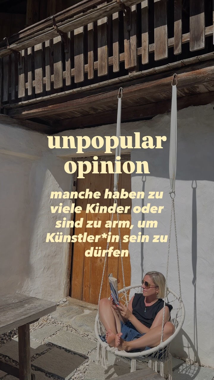 {unpopular opinion} In ihrem Buch „Der Weg des Künstlers“ begegnet Julia Cameron dem Mythos, dass ein*e Künstler*in selbst in der feindlichsten aller Umgebungen die eigene Bestimmung ganz sicher finden wird.
Sie schreibt: „Das ist Unsinn! Viele echte Künstler bekommen zu früh Kinder oder haben zu viele Kinder, sind zu arm oder kulturell oder finanziell von den Möglichkeiten abgeschnitten, die es ihnen gestatten würden, die Künstler zu werden, die sie eigentlich sind.“
Was es damit und einer Co-Creation zwischen Gott und dir auf sich haben könnte, liest du im aktuellen Blogbeitrag auf unserer Website.
💜 Kommentiere diesen Beitrag mit KREATIV und ich schicke dir den Direktlink zu!
Deine Franzi